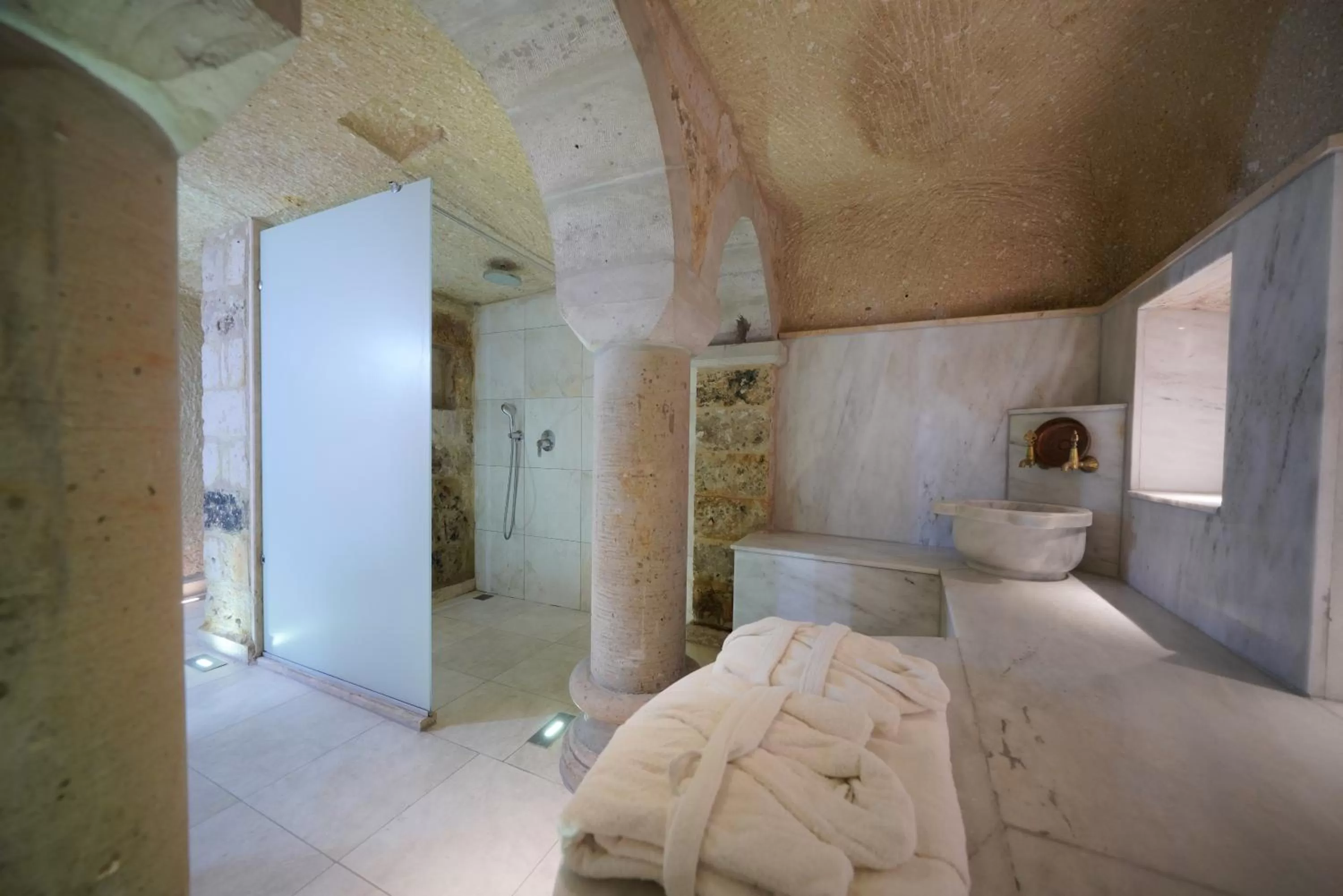 Public Bath, Bed in Shoestring Cave House
