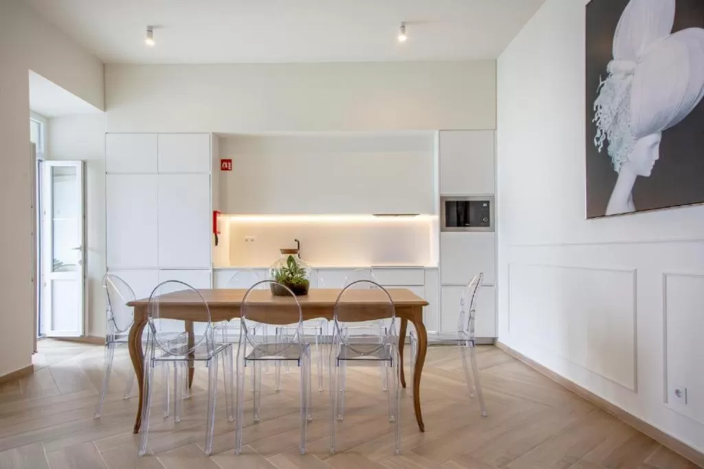 Kitchen or kitchenette, Seating Area in Guest House Jacarandá Faro