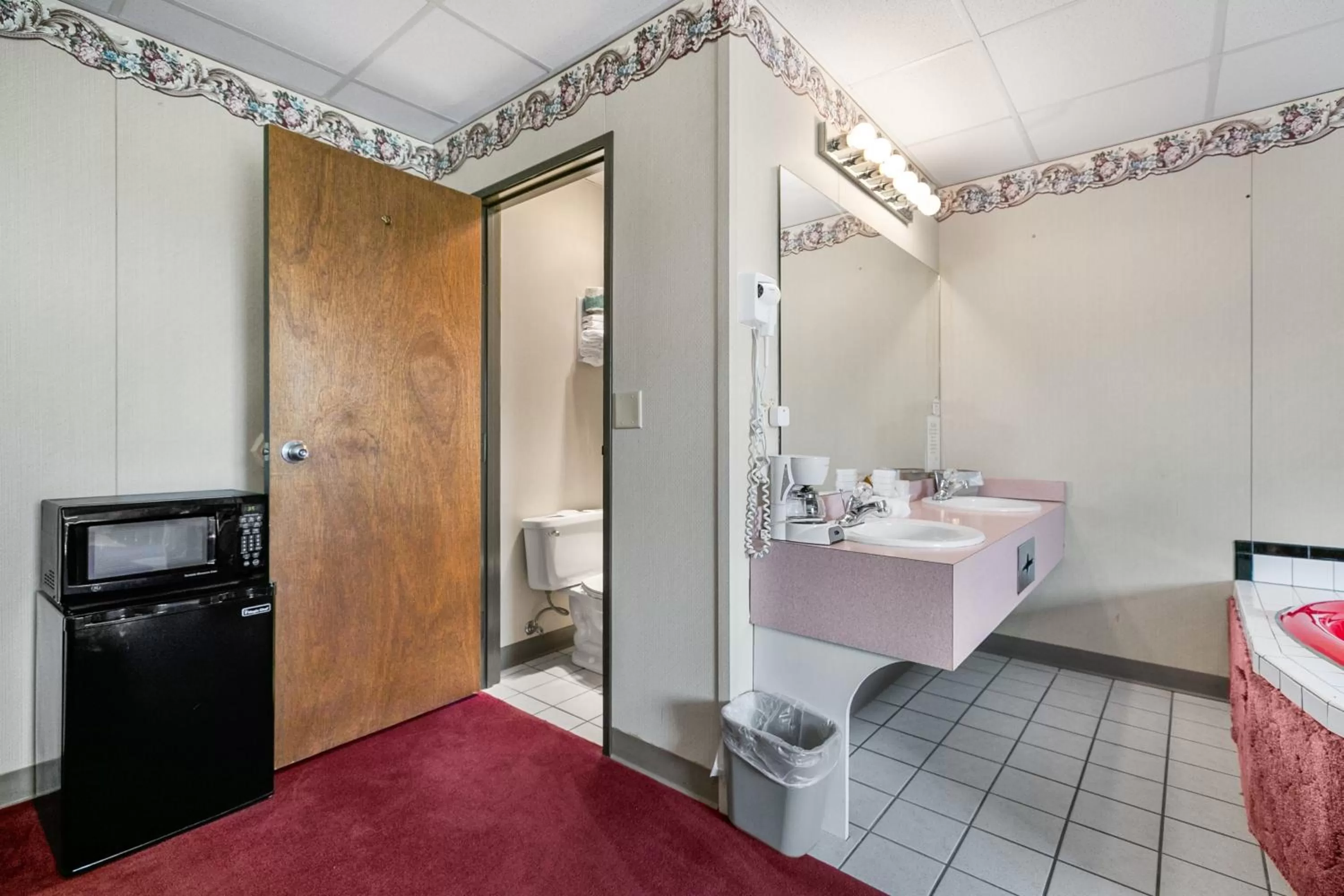 Bathroom, Bed in Candlewick Inn and Suites