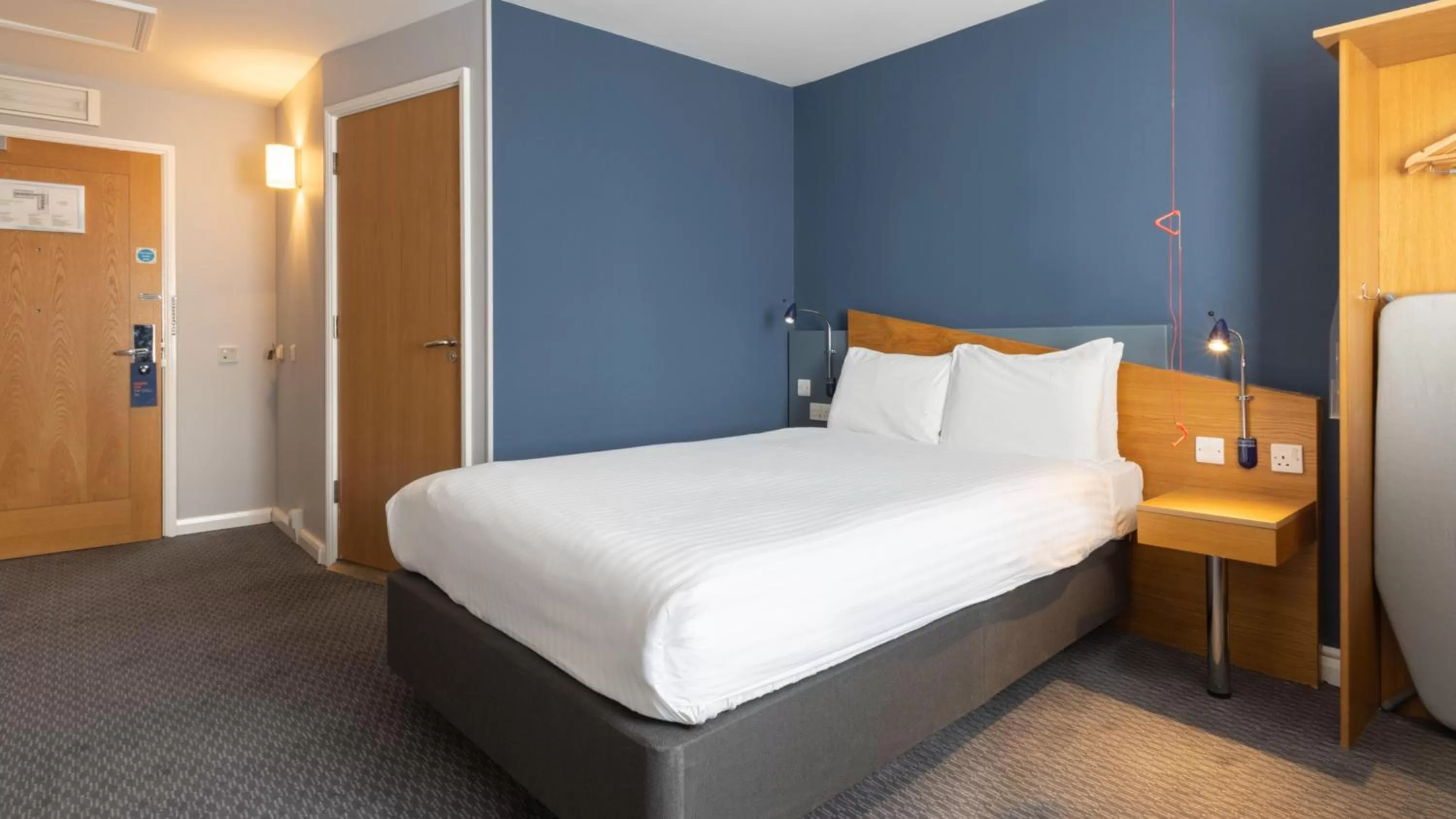 Bed in Holiday Inn Express Aberdeen City Centre by IHG