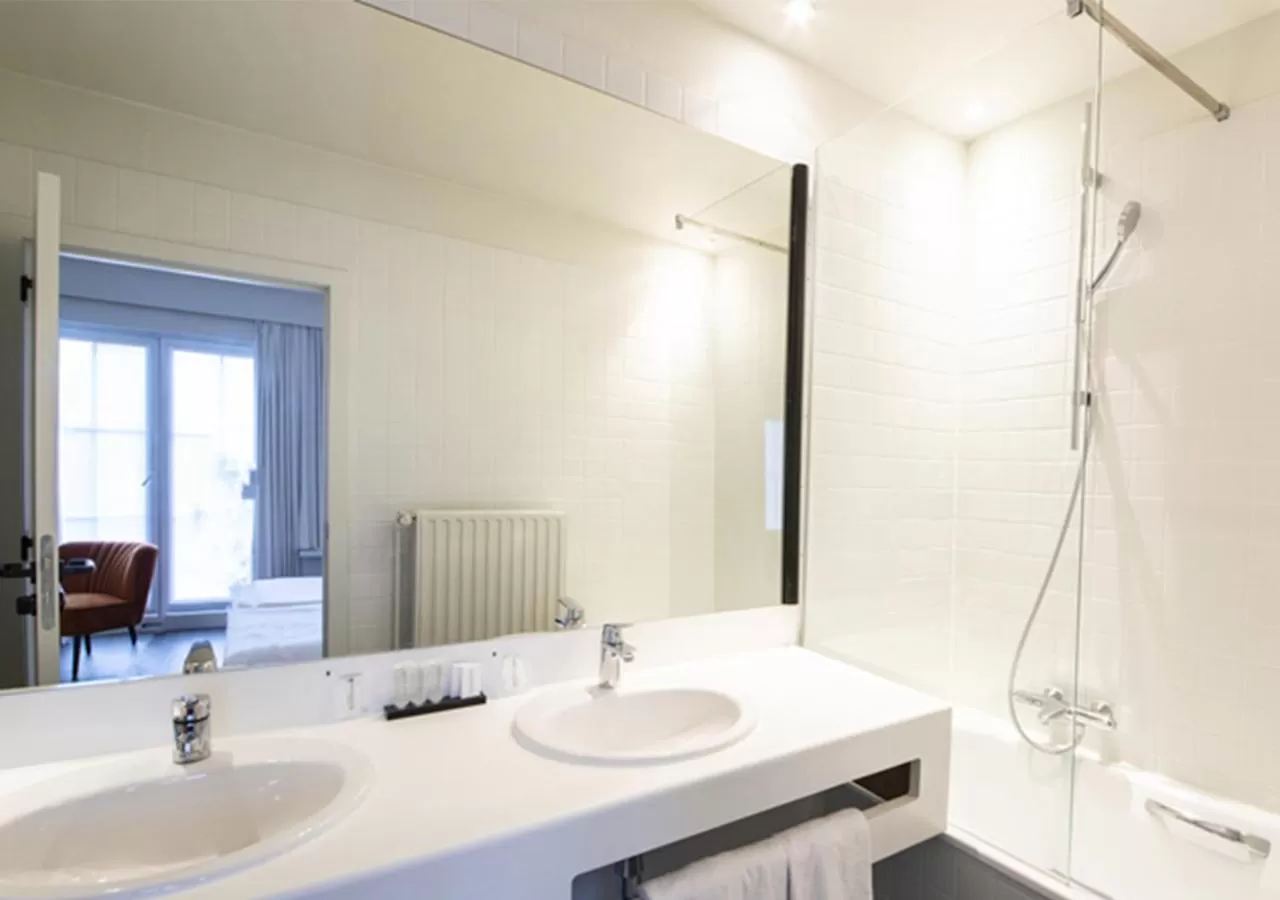 Shower in Hotel Cortina