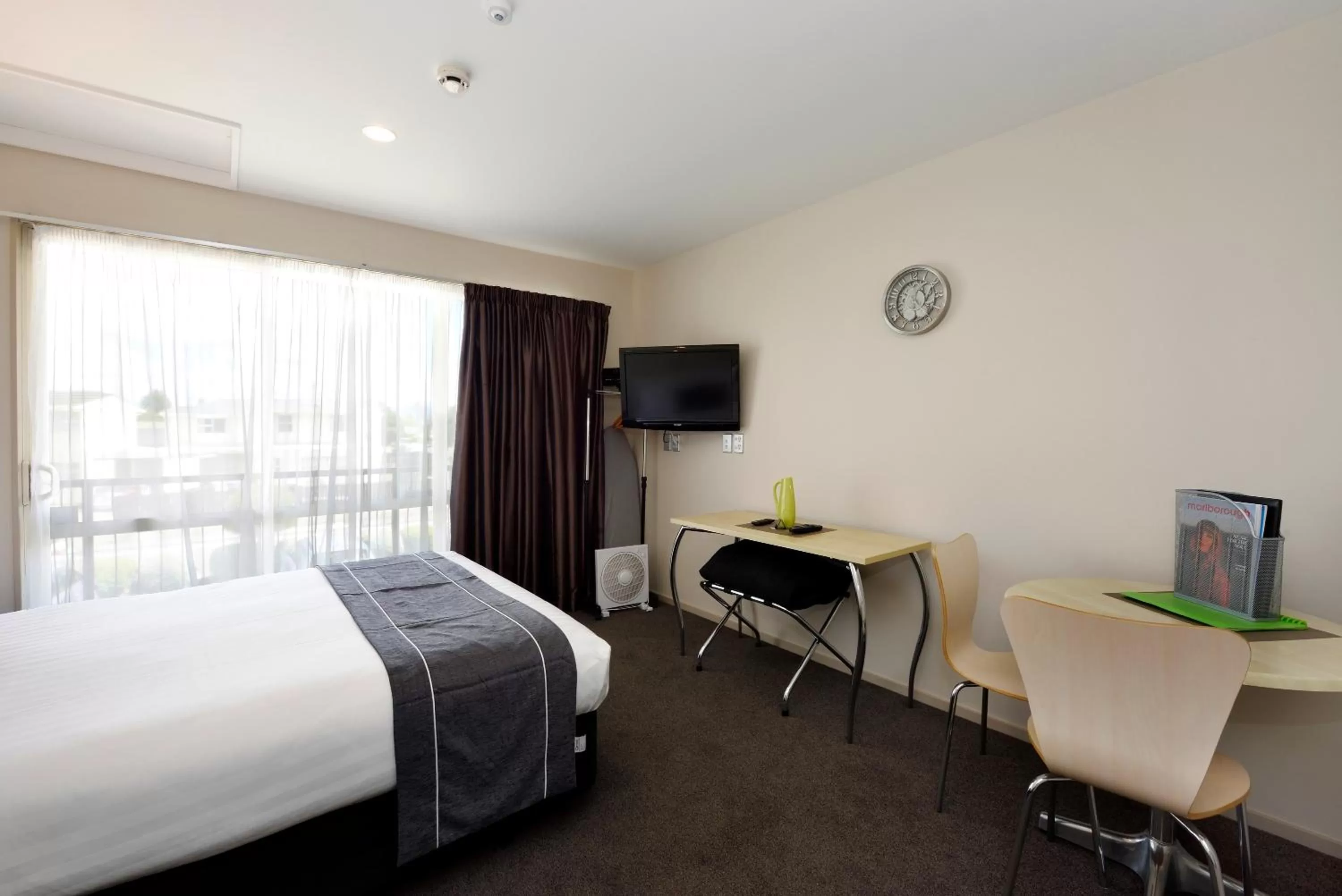 Communal lounge/ TV room, Bed in 171 On High Motel