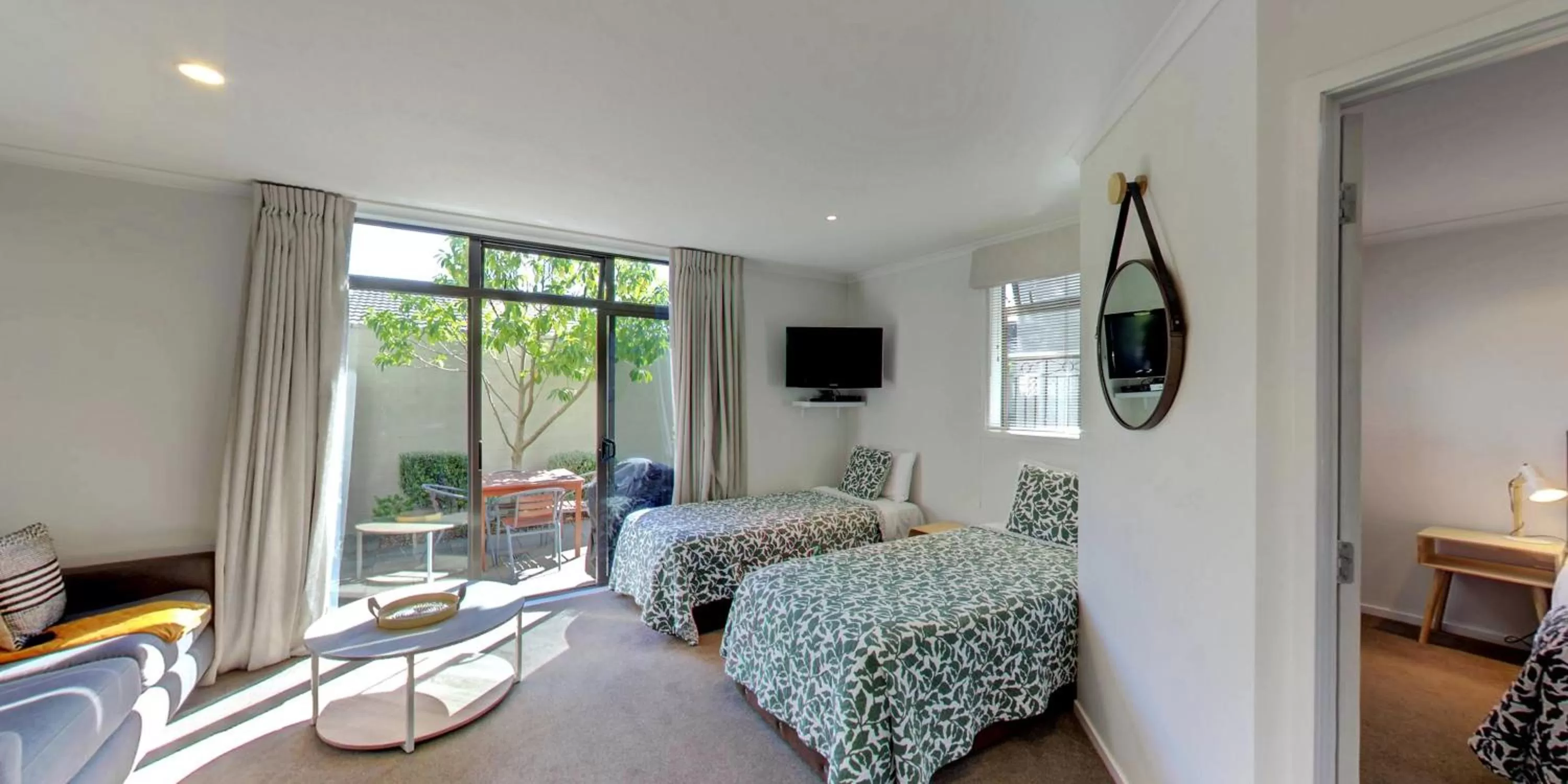 Living room, Bed in Alpine Lake Motel