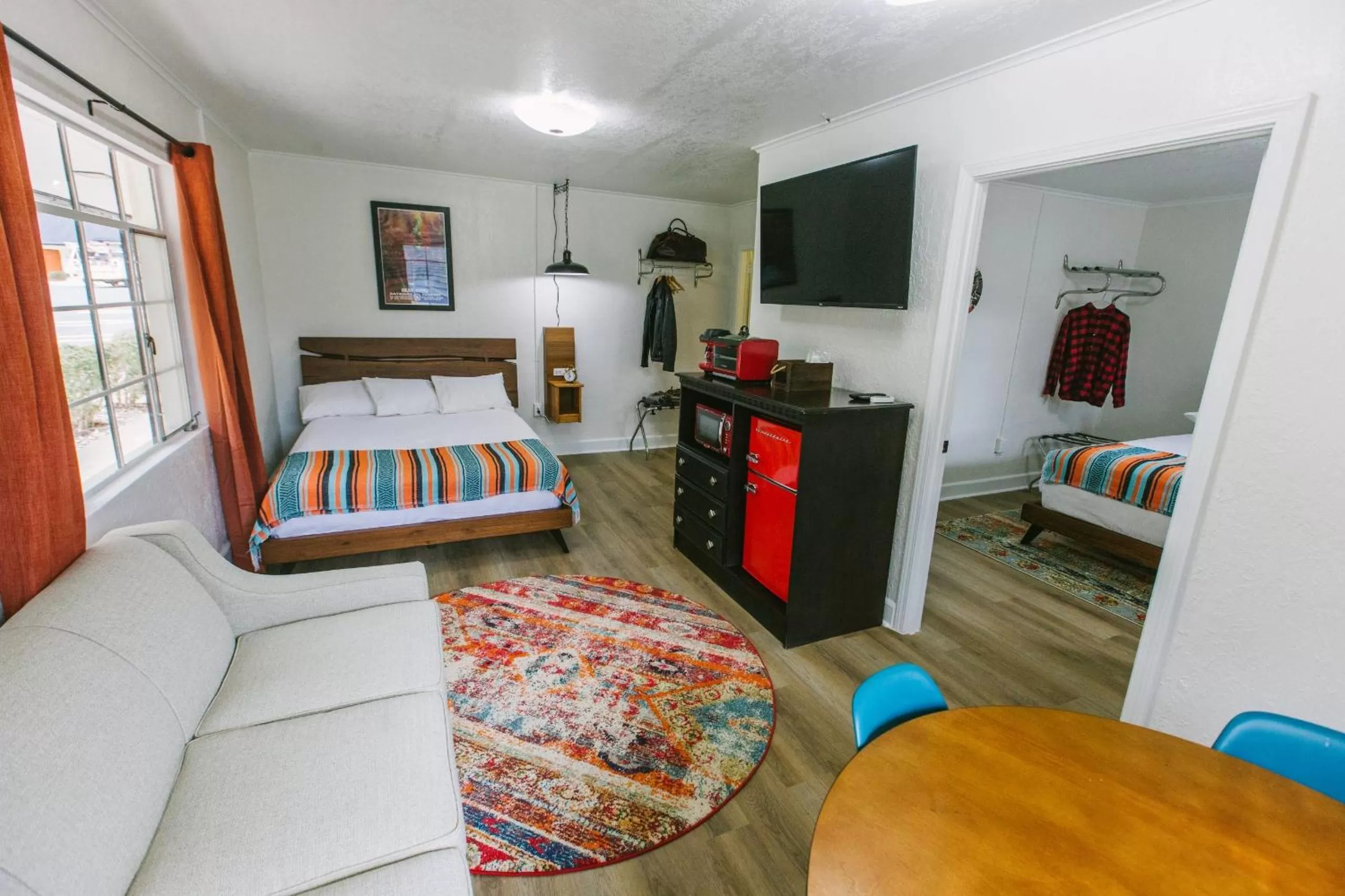 Living room, Bed in Route 19 Inn