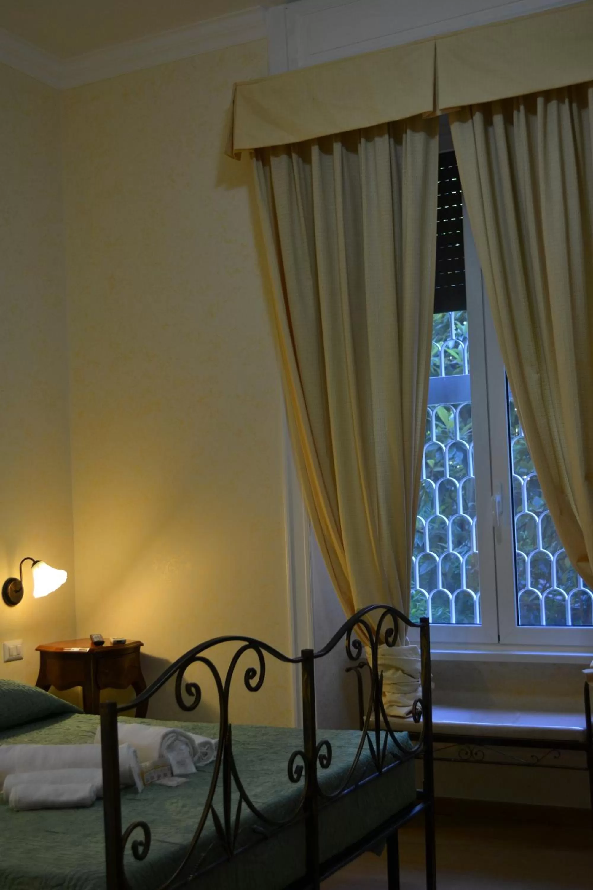 Bed in Tucci's Roma Guest House