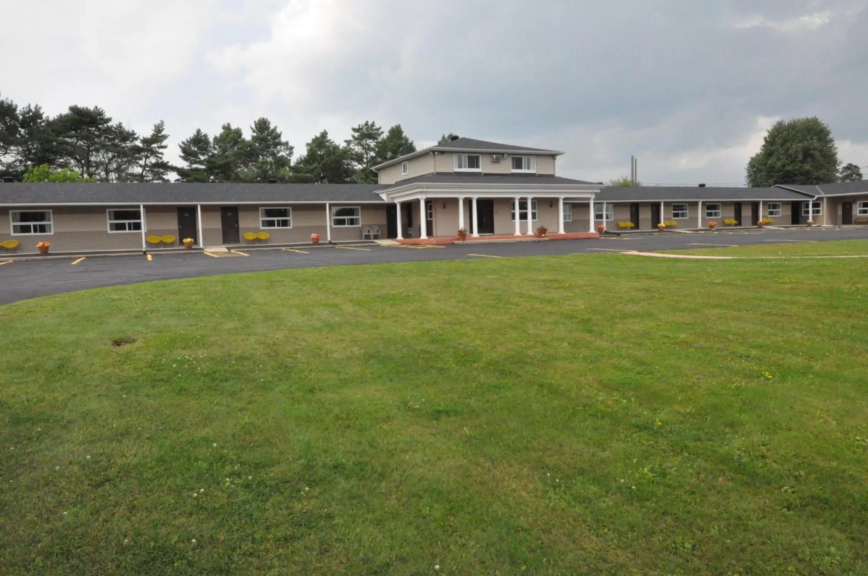 Facade/entrance in Colonial House Motor Inn
