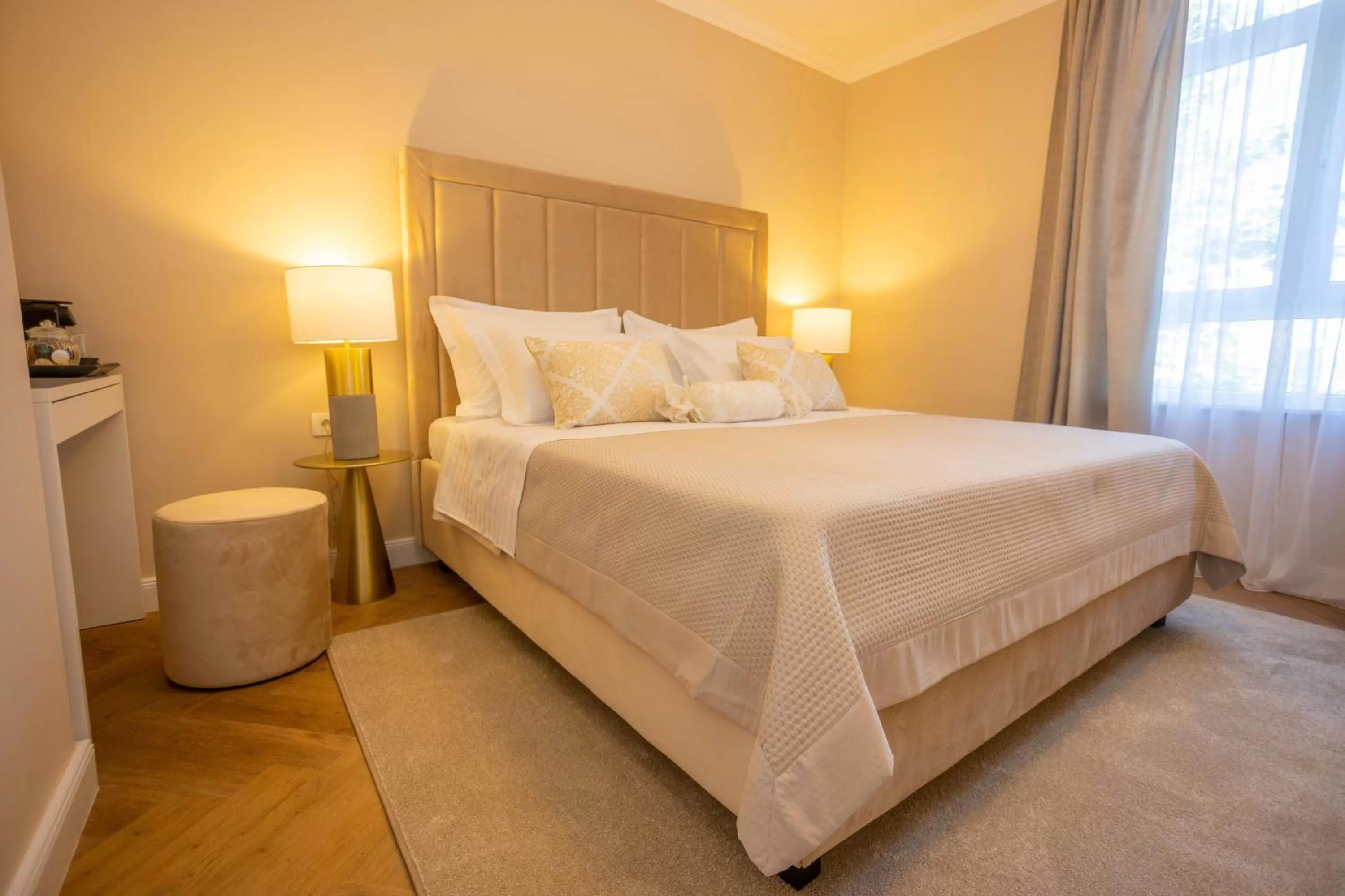 Bed in City and Style Luxury Rooms Split