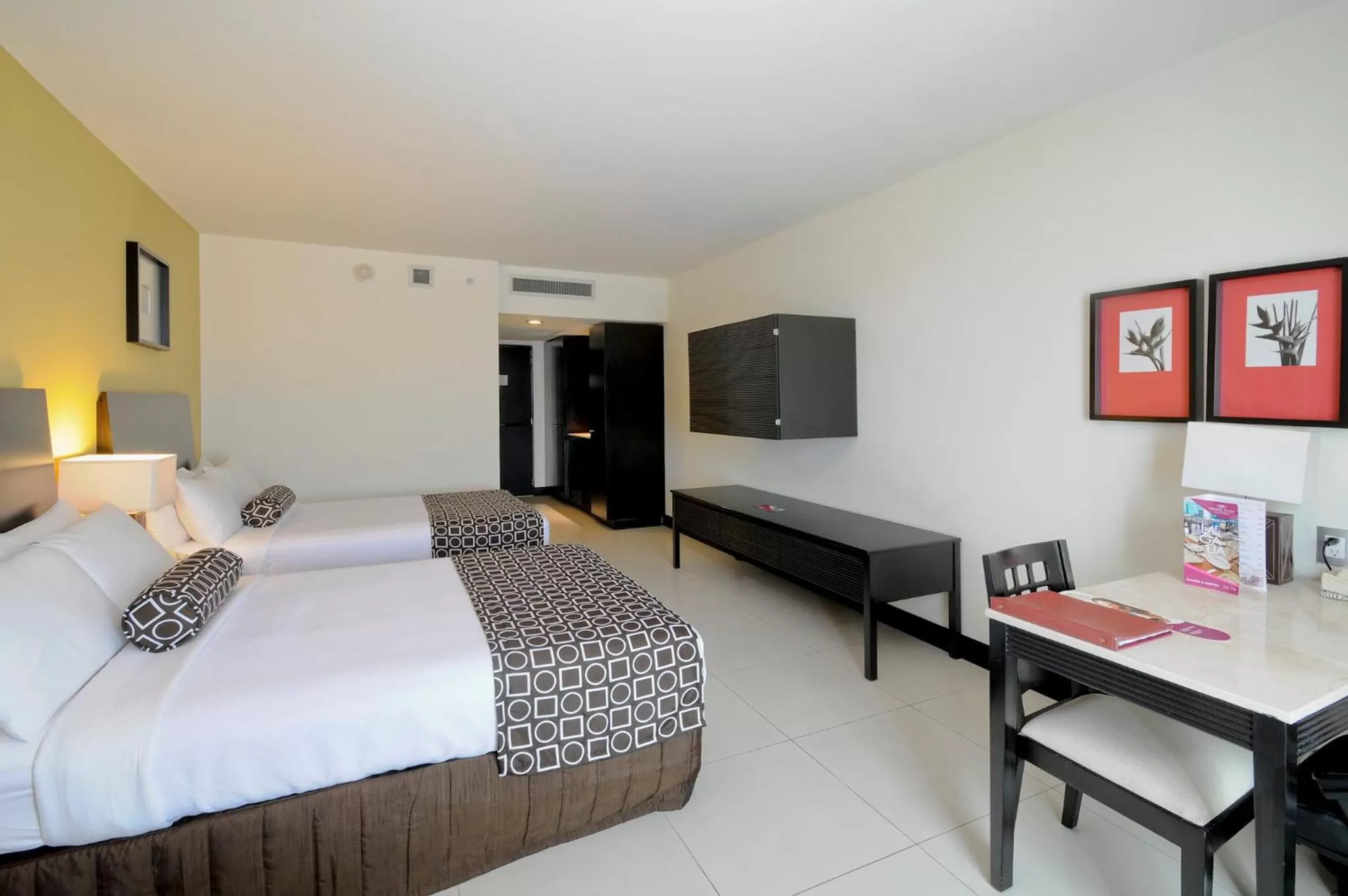Photo of the whole room, Bed in Crowne Plaza Villahermosa by IHG
