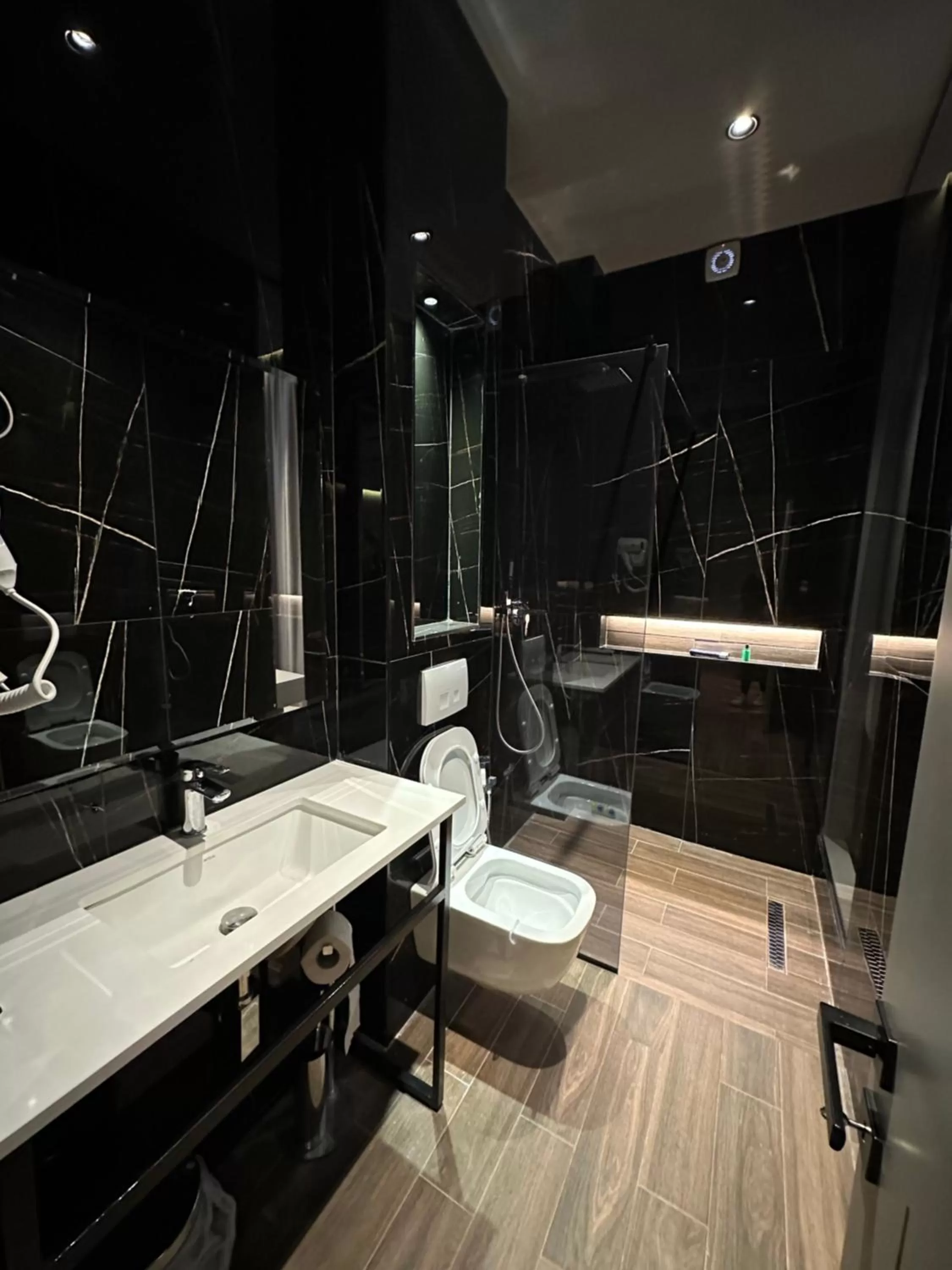 Shower in Hotel Gjallica