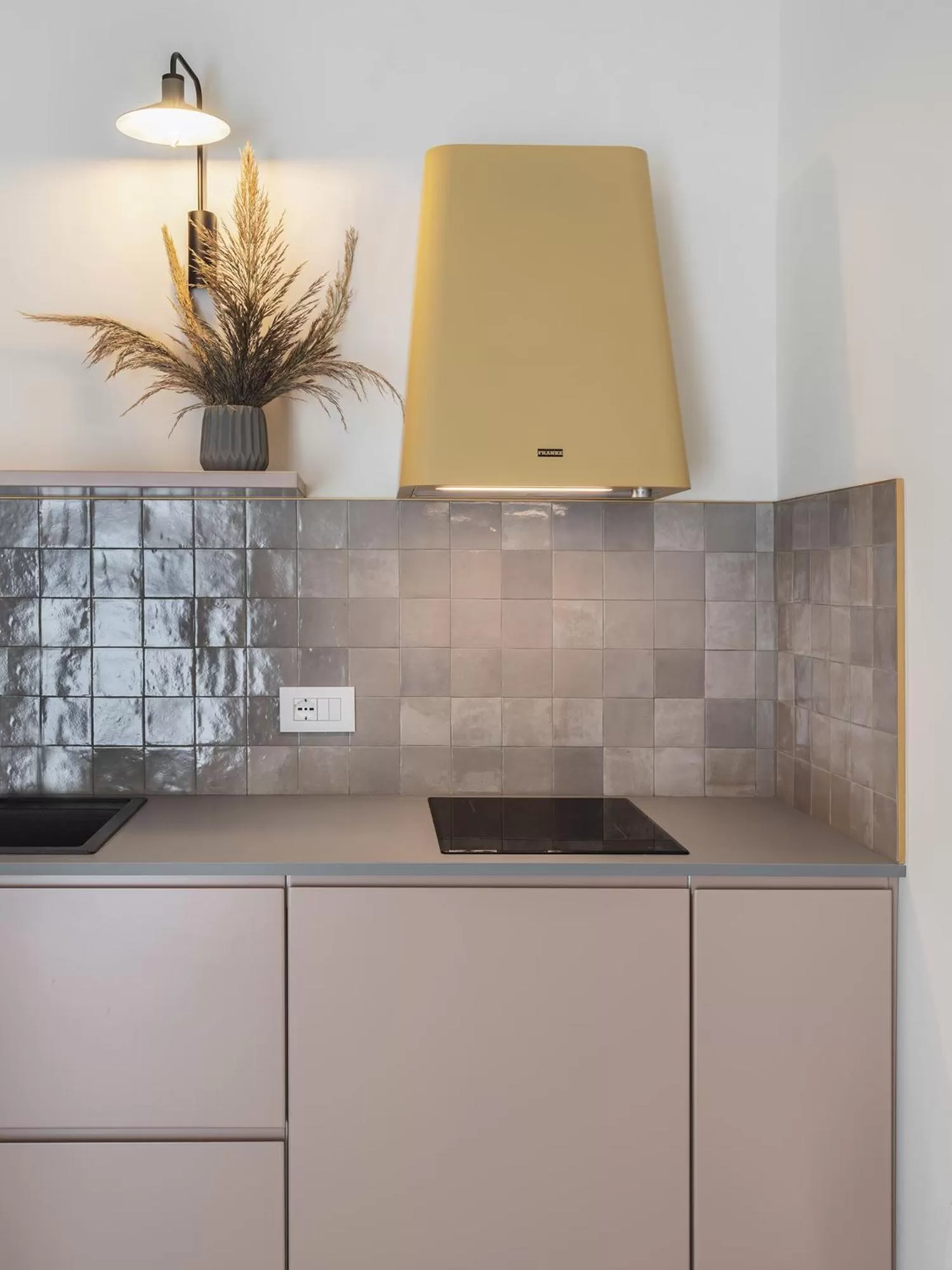 Communal kitchen in Living u HomeSuites