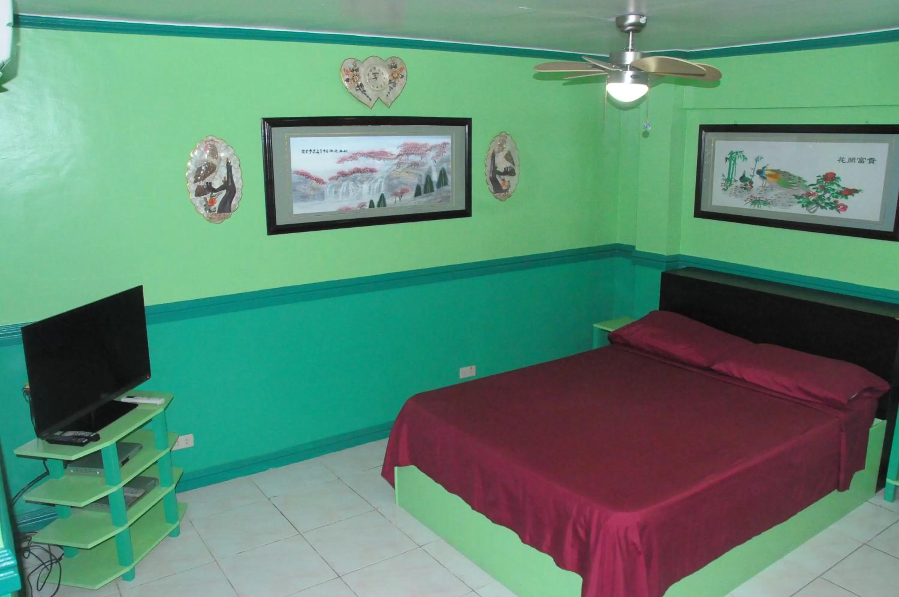 Bed in Kokomos Hotel and Restaurant