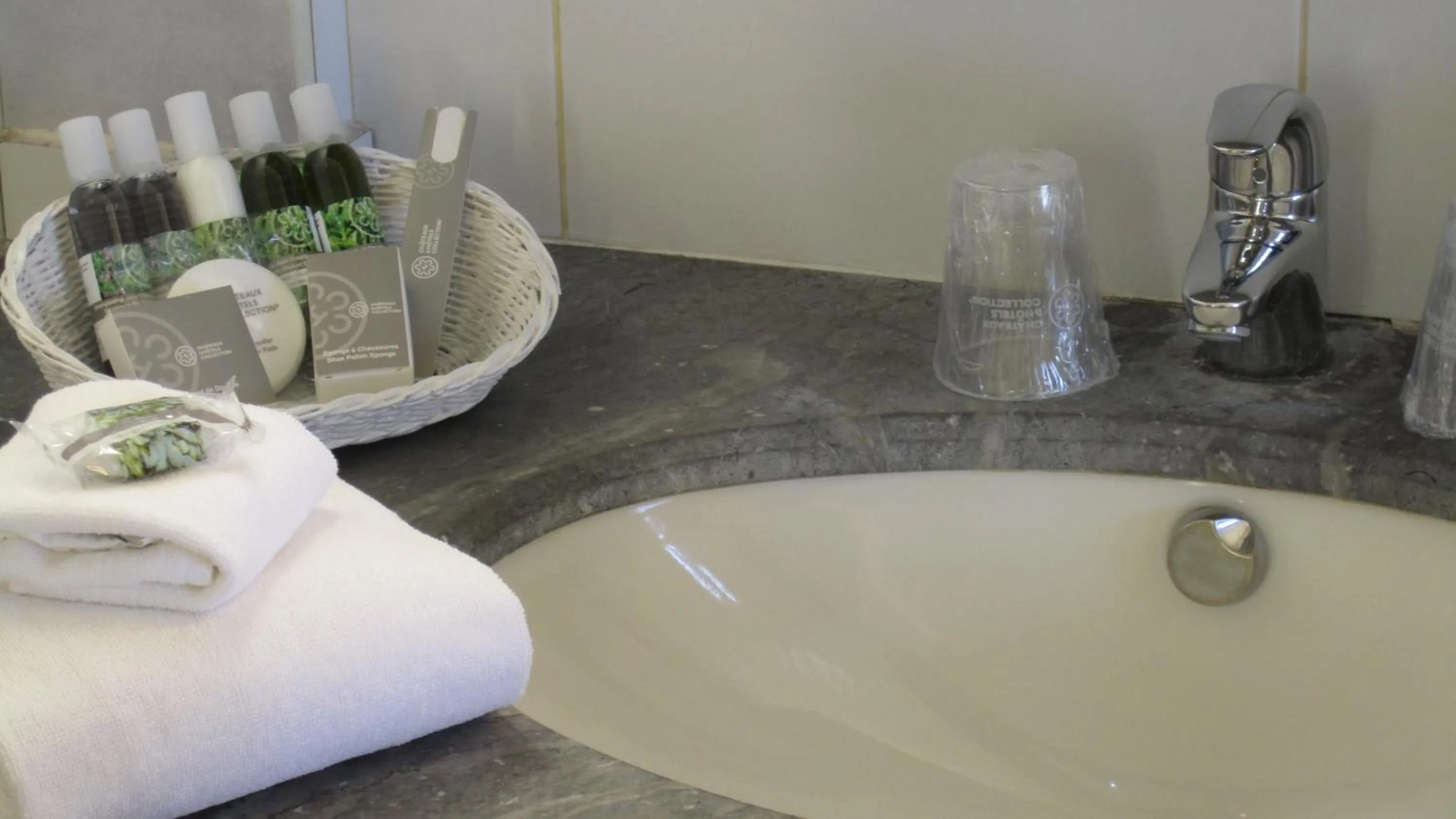 Double Room with Shower in La Belle Aurore - Les Collectionneurs