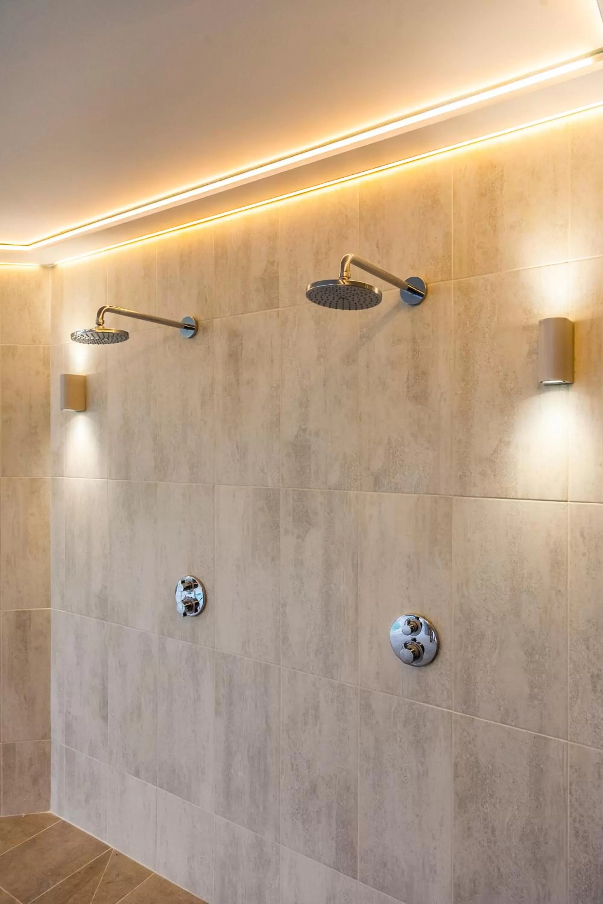 Shower in Swindon Blunsdon House Hotel, BW Premier Collection