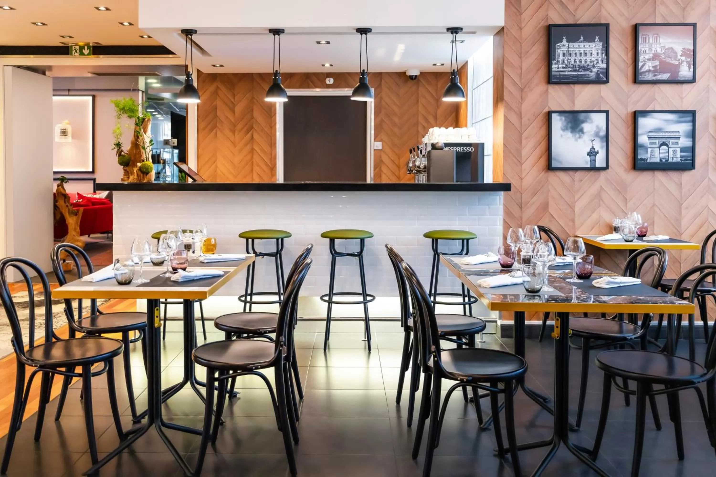 Restaurant/places to eat in Novotel Paris 17