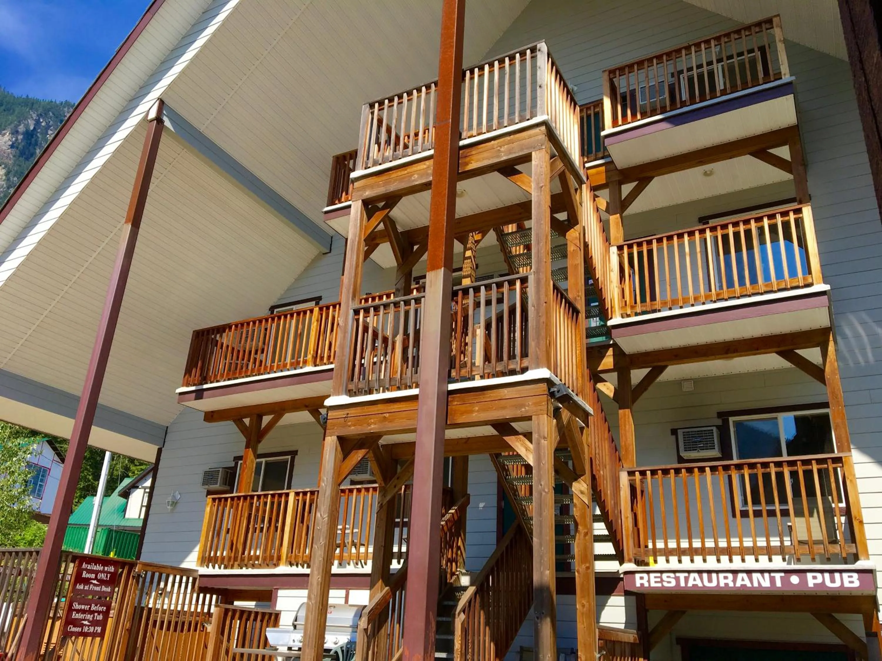 Facade/entrance in Peaks Lodge