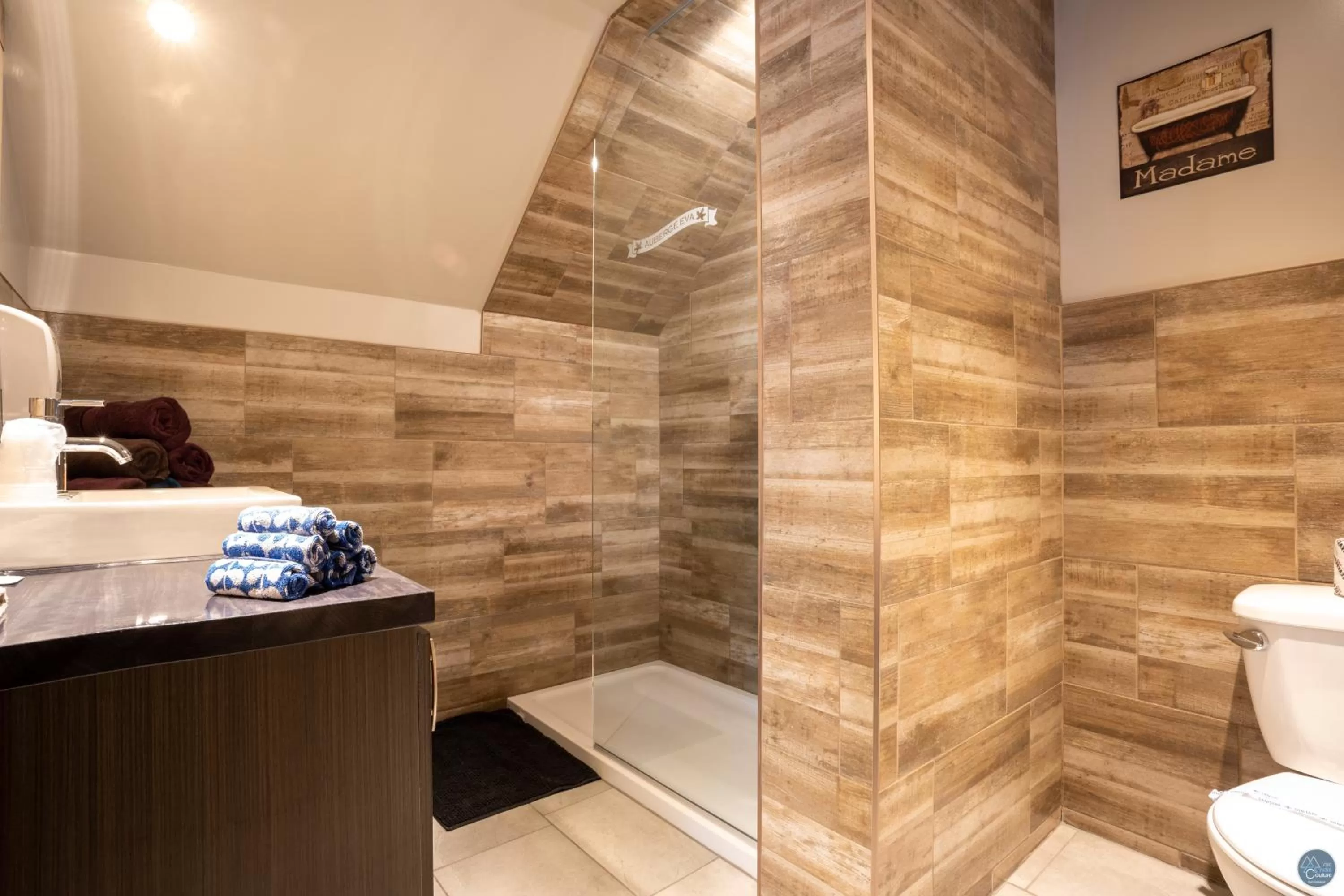 Shower, Bathroom in Auberge Éva