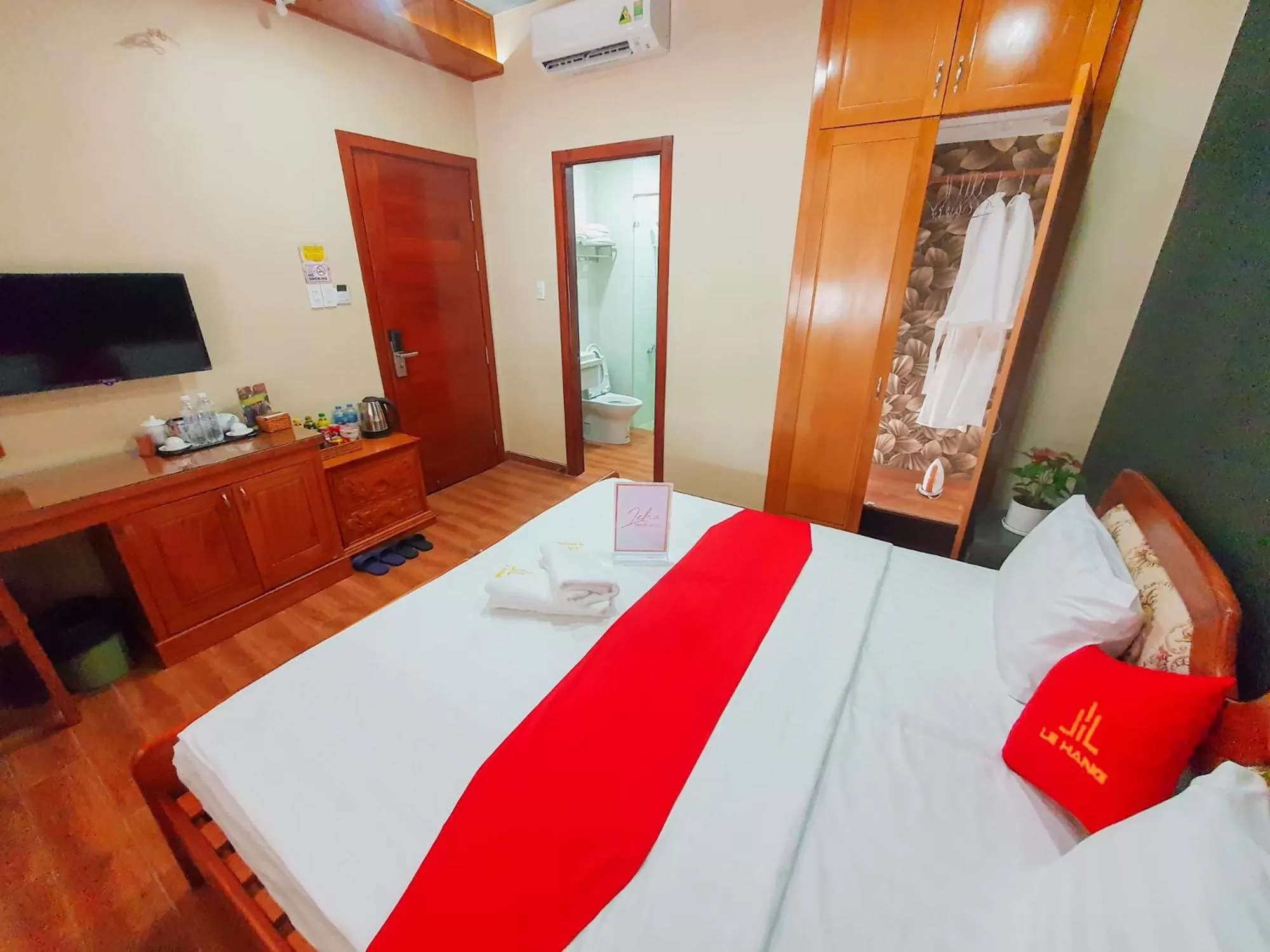 Shower, Bed in LEHA Saigon Hotel Airport