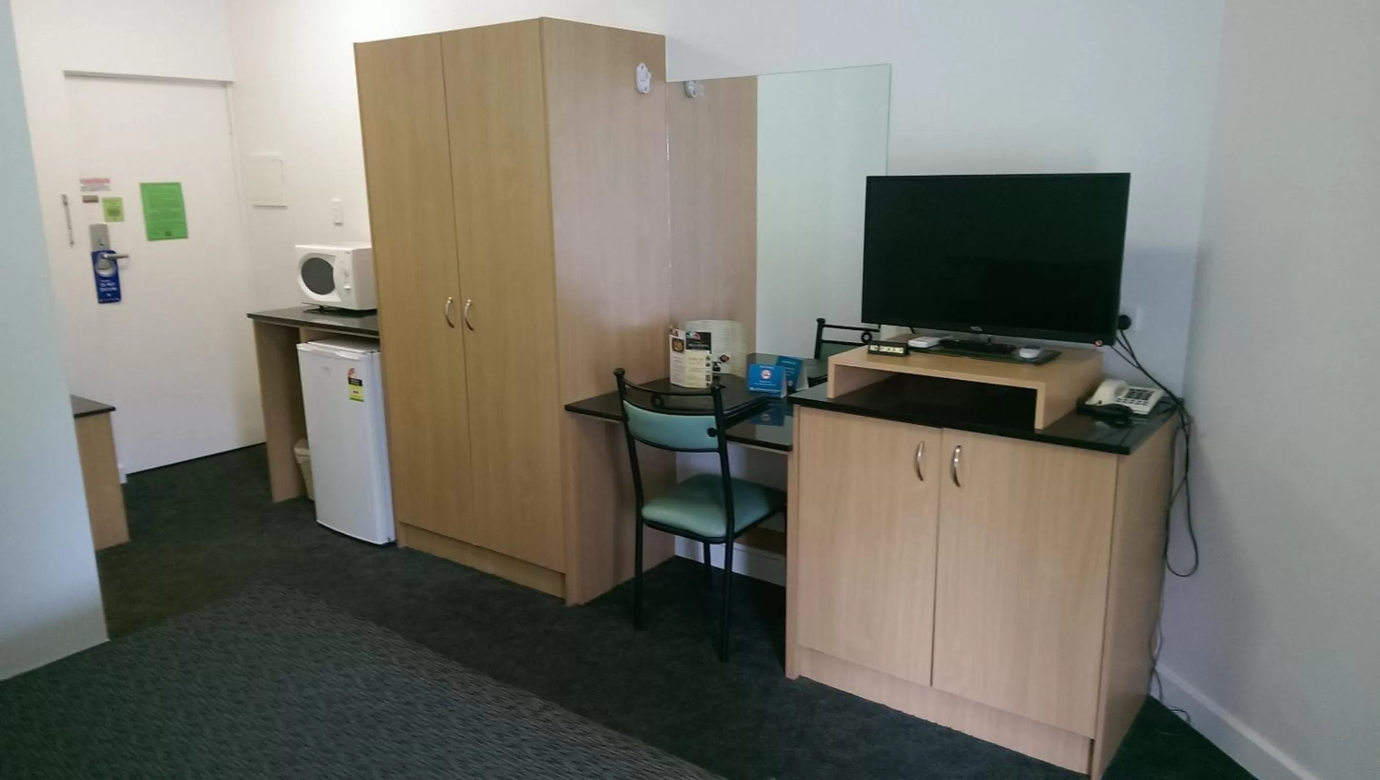 TV and multimedia in Baileys Parkside Motel by VetroBlu