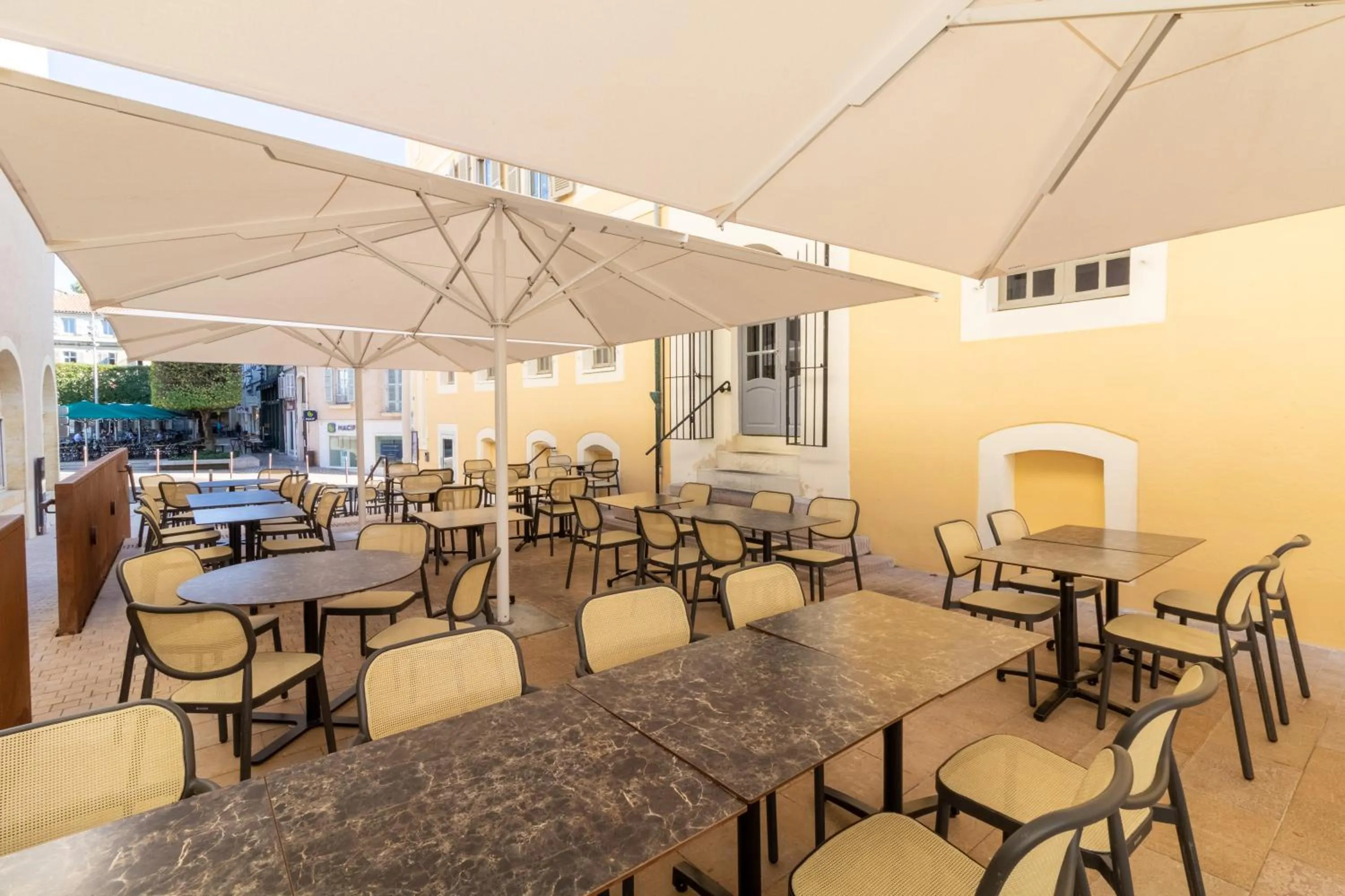 Patio in Hôtel de France