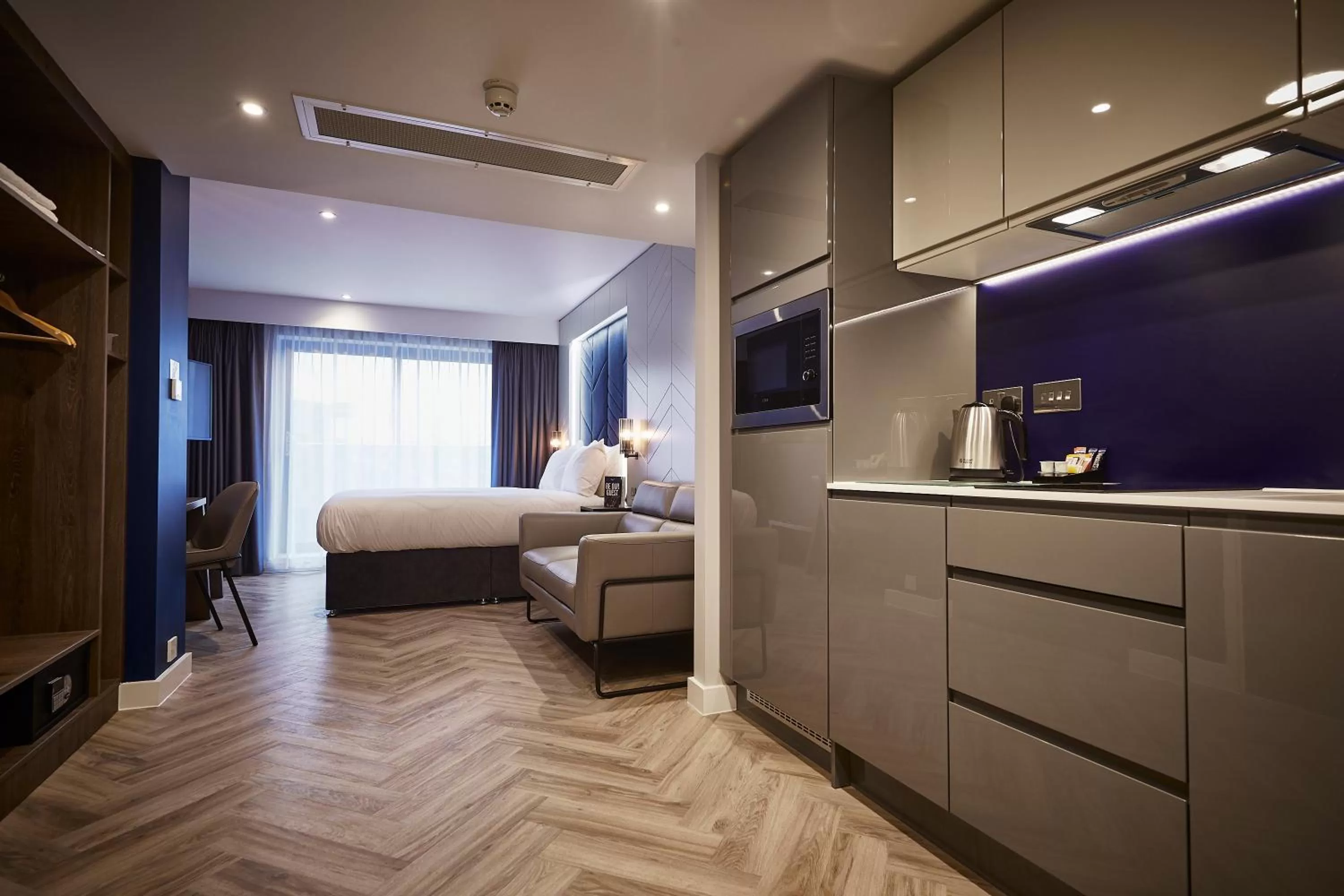 Kitchen or kitchenette, Bed in Roomzzz York City