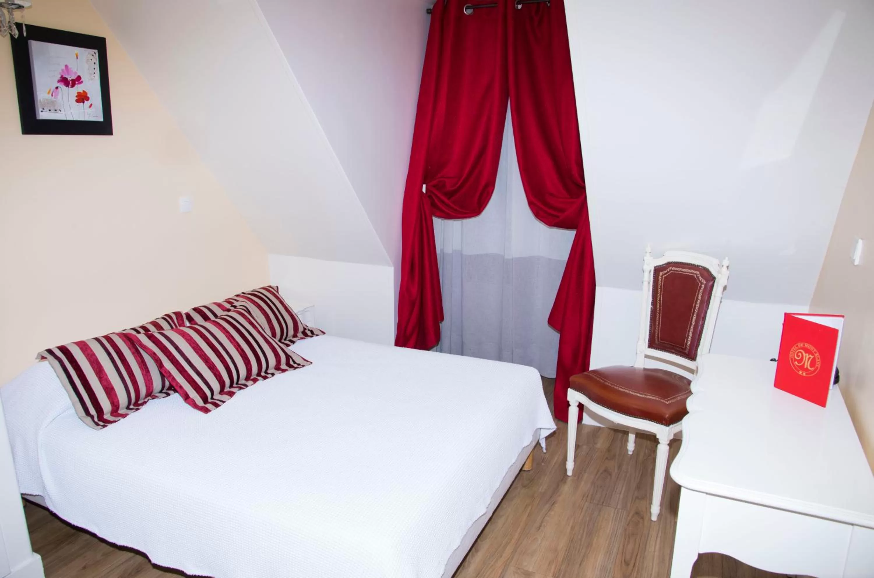 Bedroom, Bed in Hôtel du Mont Blanc