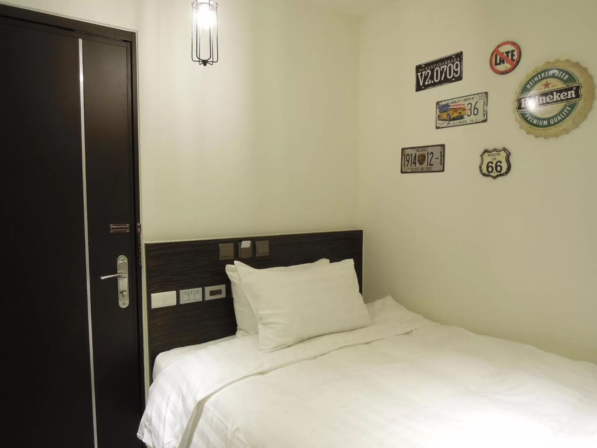 Photo of the whole room, Bed in Re-Change Hotel Taipei