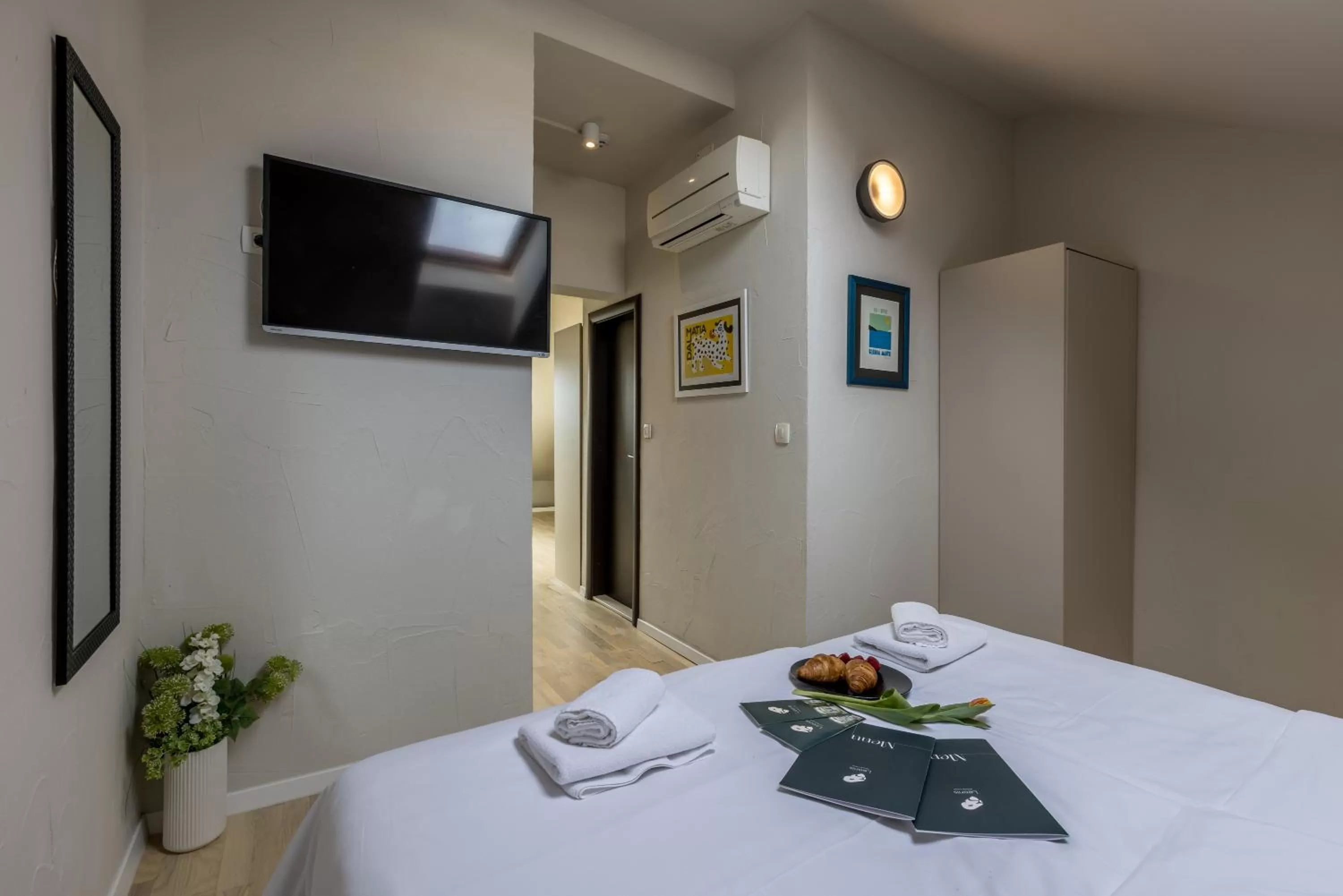 Bed in Leonis Restaurant & Rooms