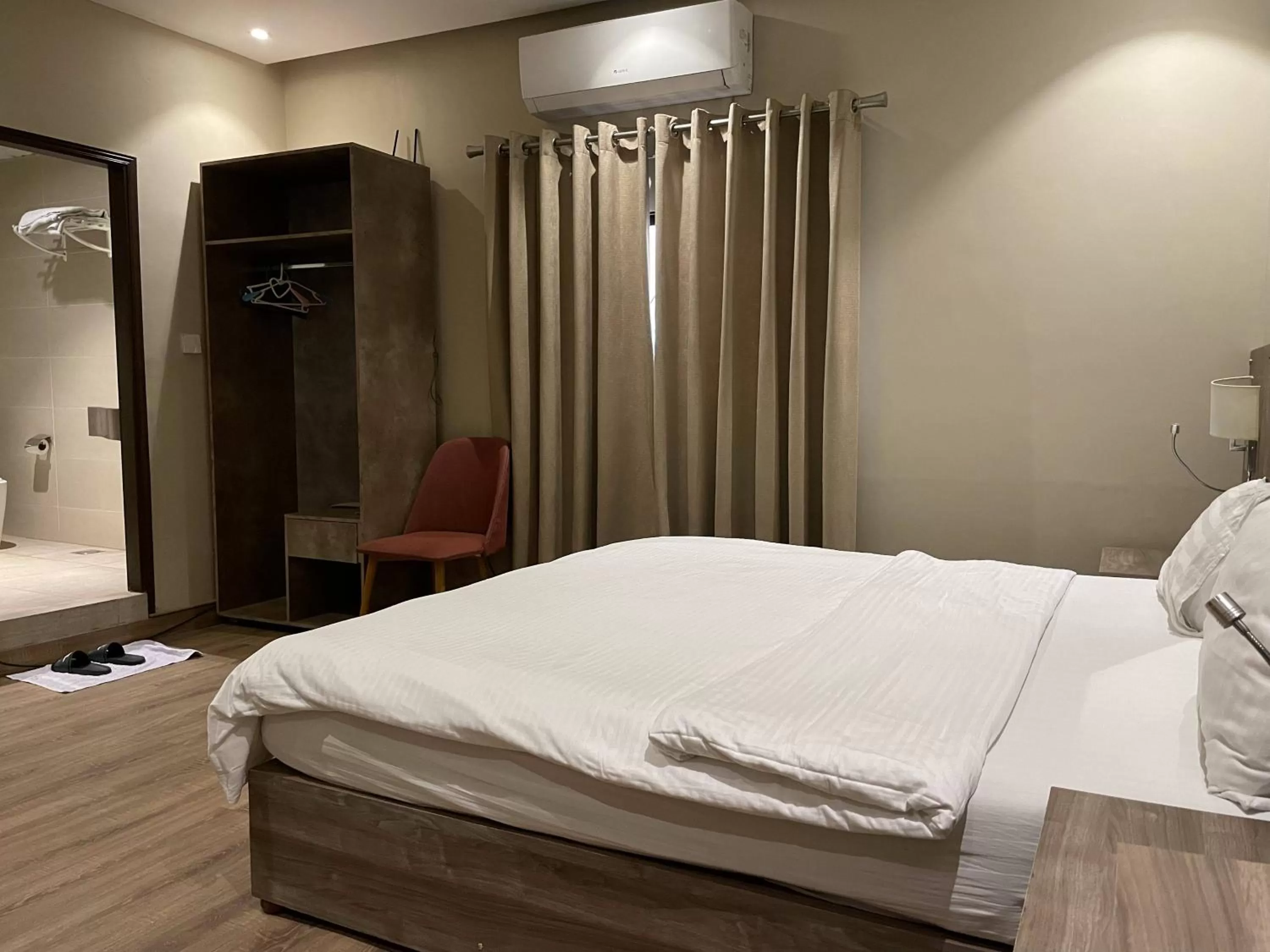 Bed in Hamsun Shahrah-e-Faisal