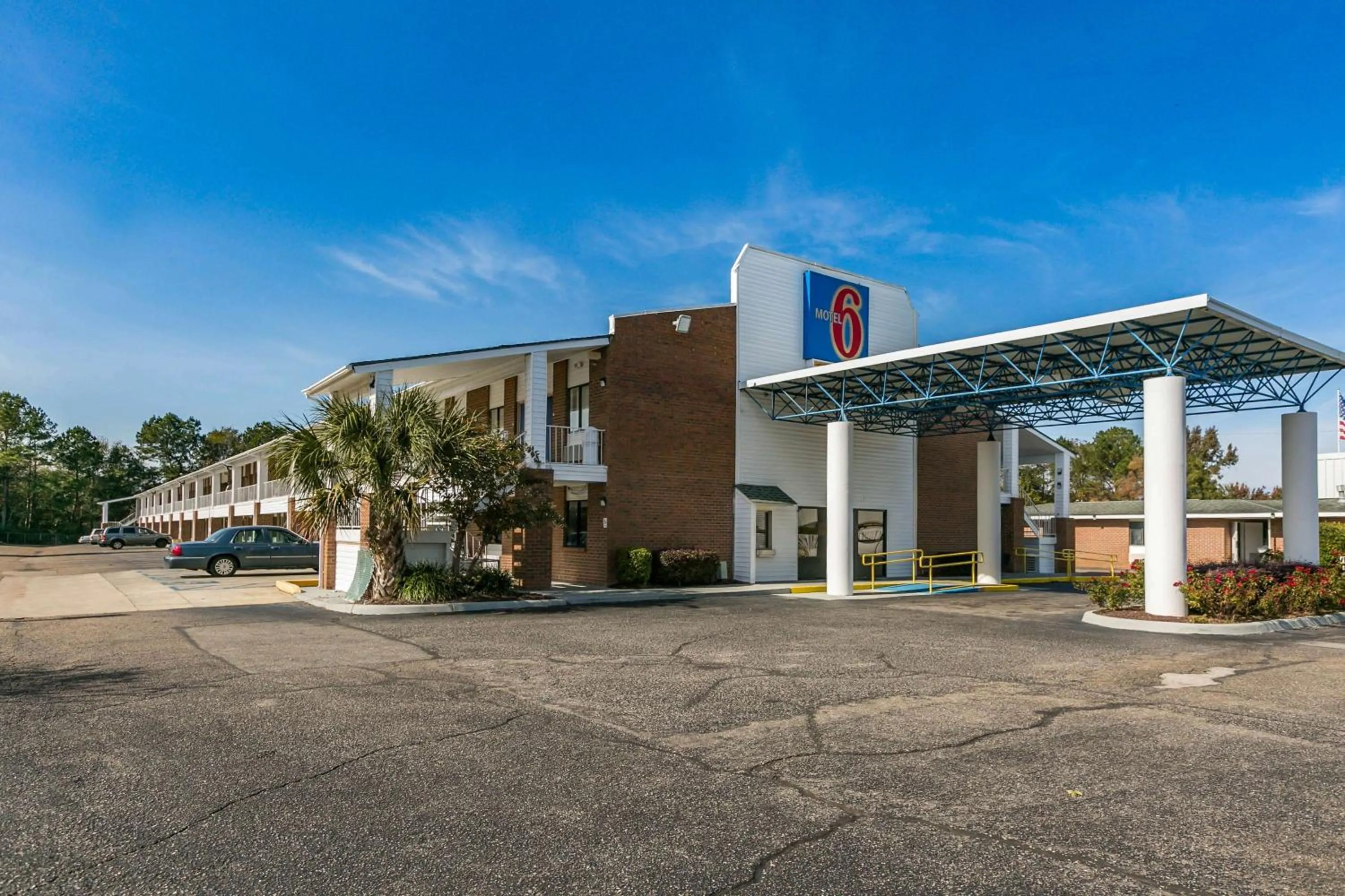 Property building in Motel 6-Dothan, AL