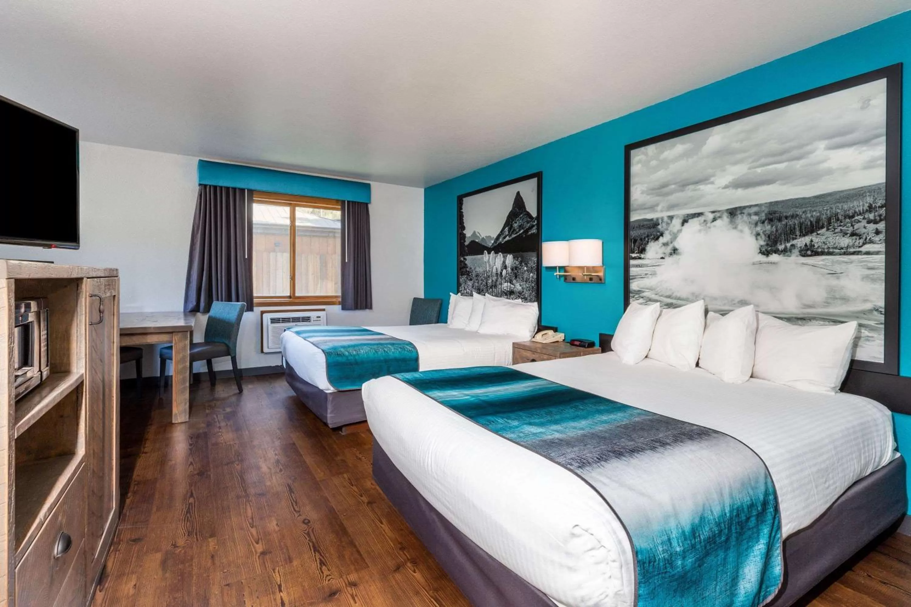 Photo of the whole room, Bed in Super 8 by Wyndham Gardiner/Yellowstone Park Area