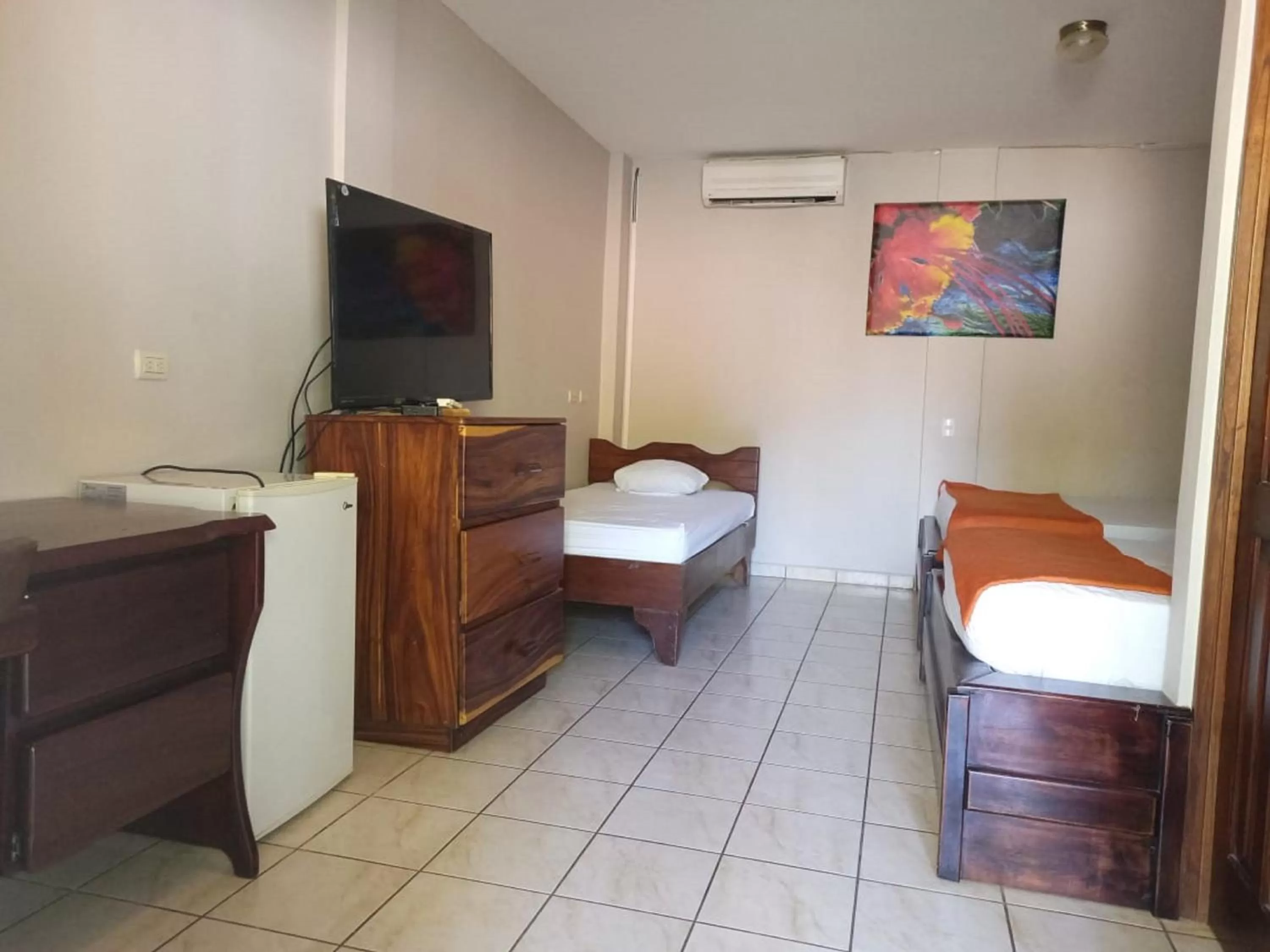 Bed, TV/Entertainment Center in La Boya Hotel y Parque Acuático