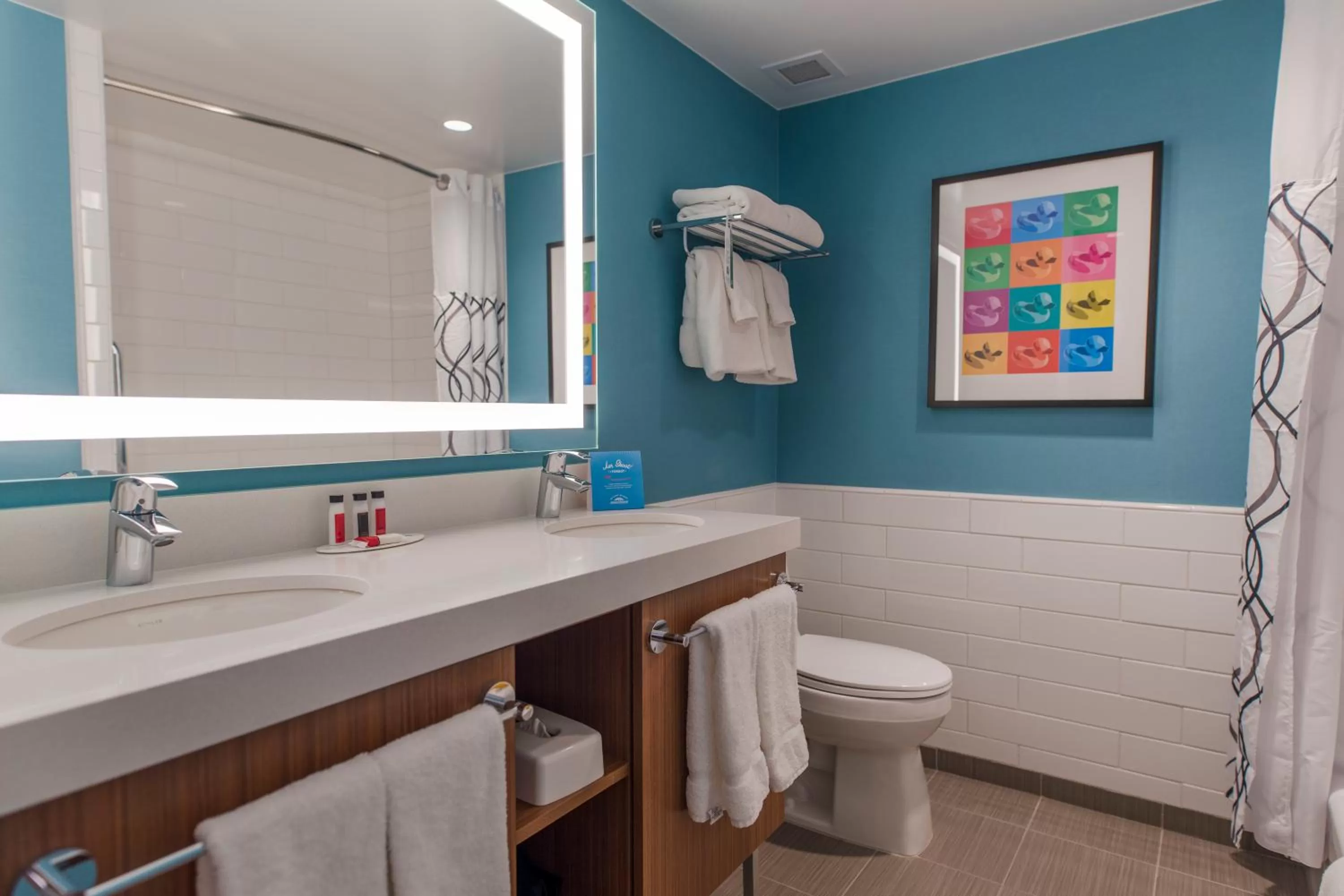 Toilet in Howard Johnson by Wyndham Anaheim Hotel and Water Playground