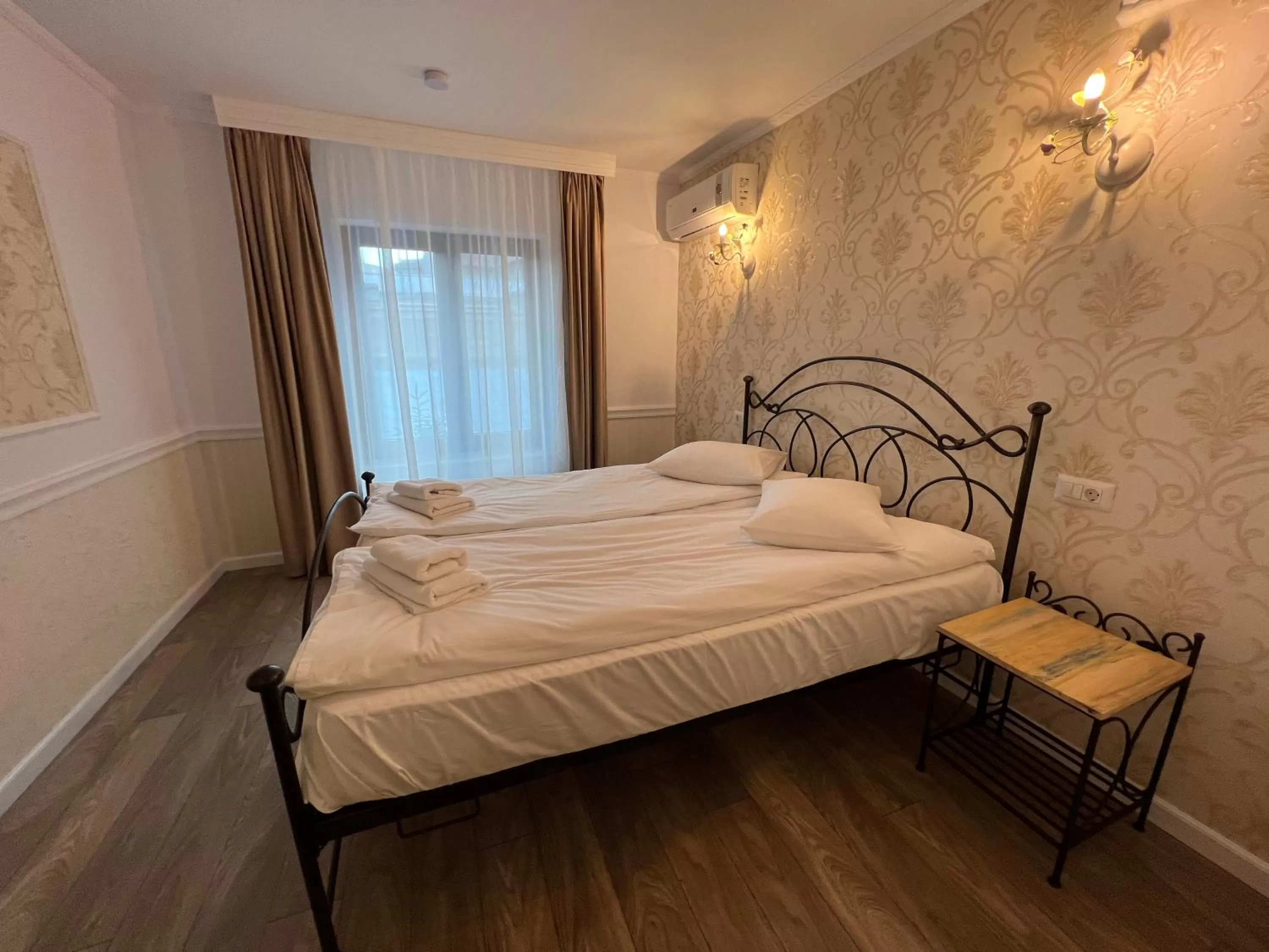 Bed in Hotel Boutique Cathedral Plaza Residences room for rent downtown