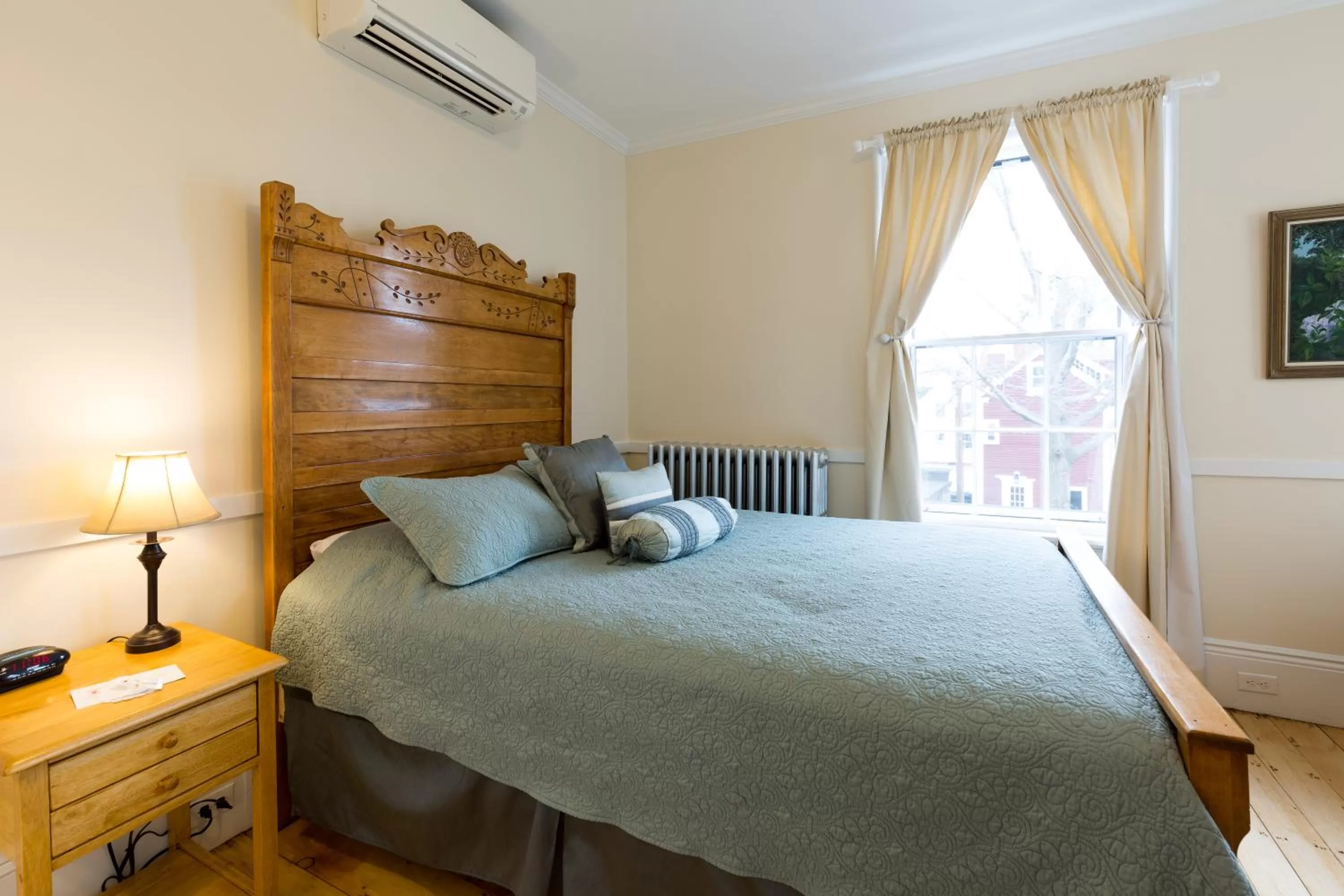 Bed in The Salem Inn