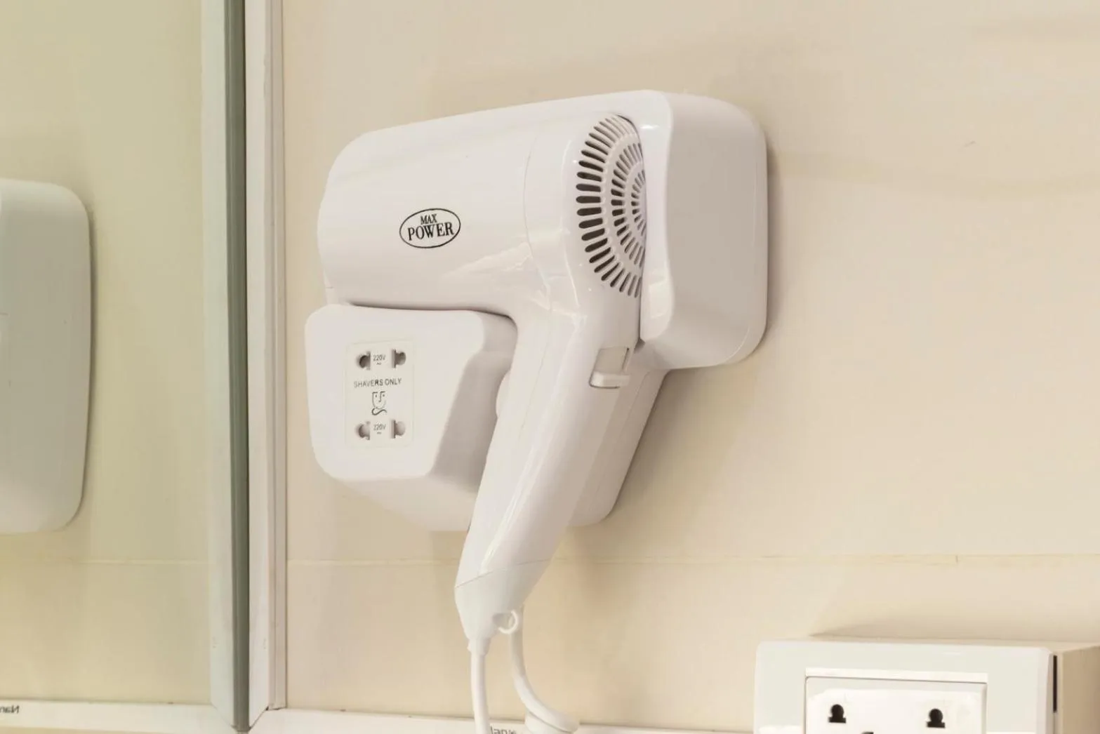 Kinnon Deluxe Hostel Coworking Cafe