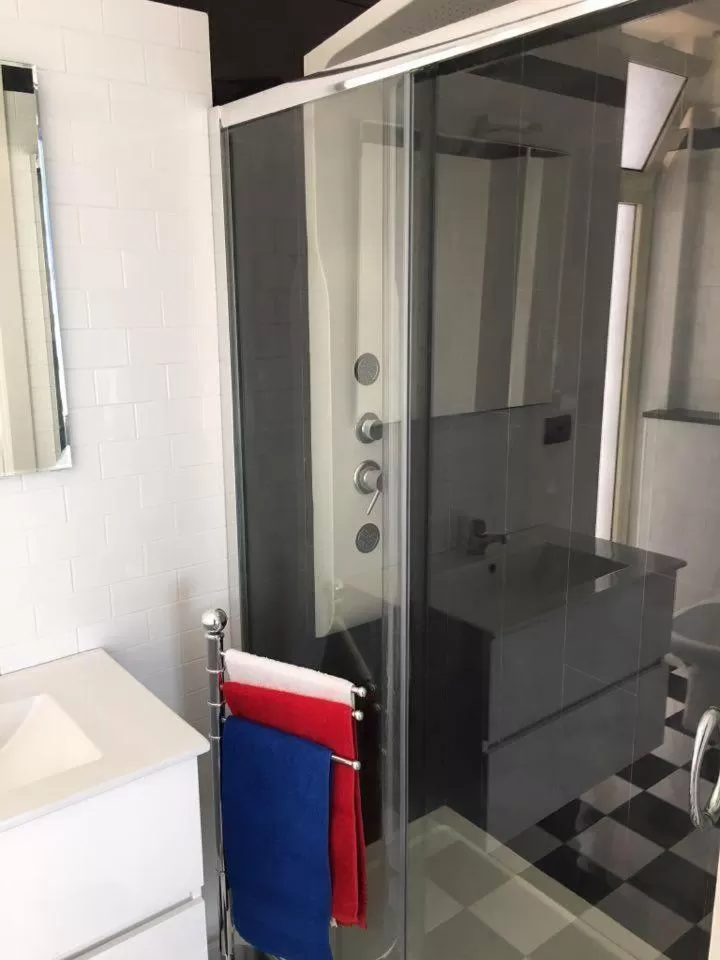 Shower in Interno 10