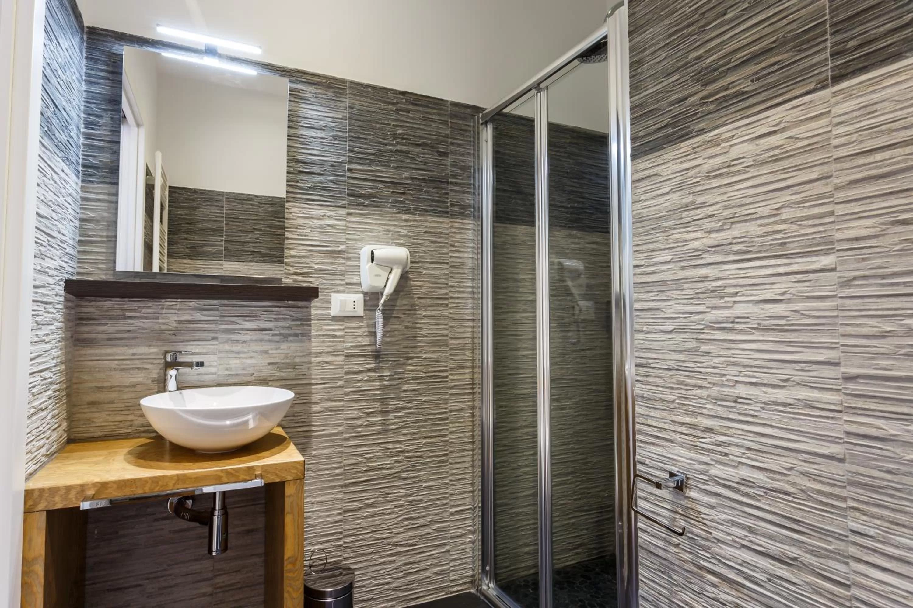 Shower in Porta Maqueda