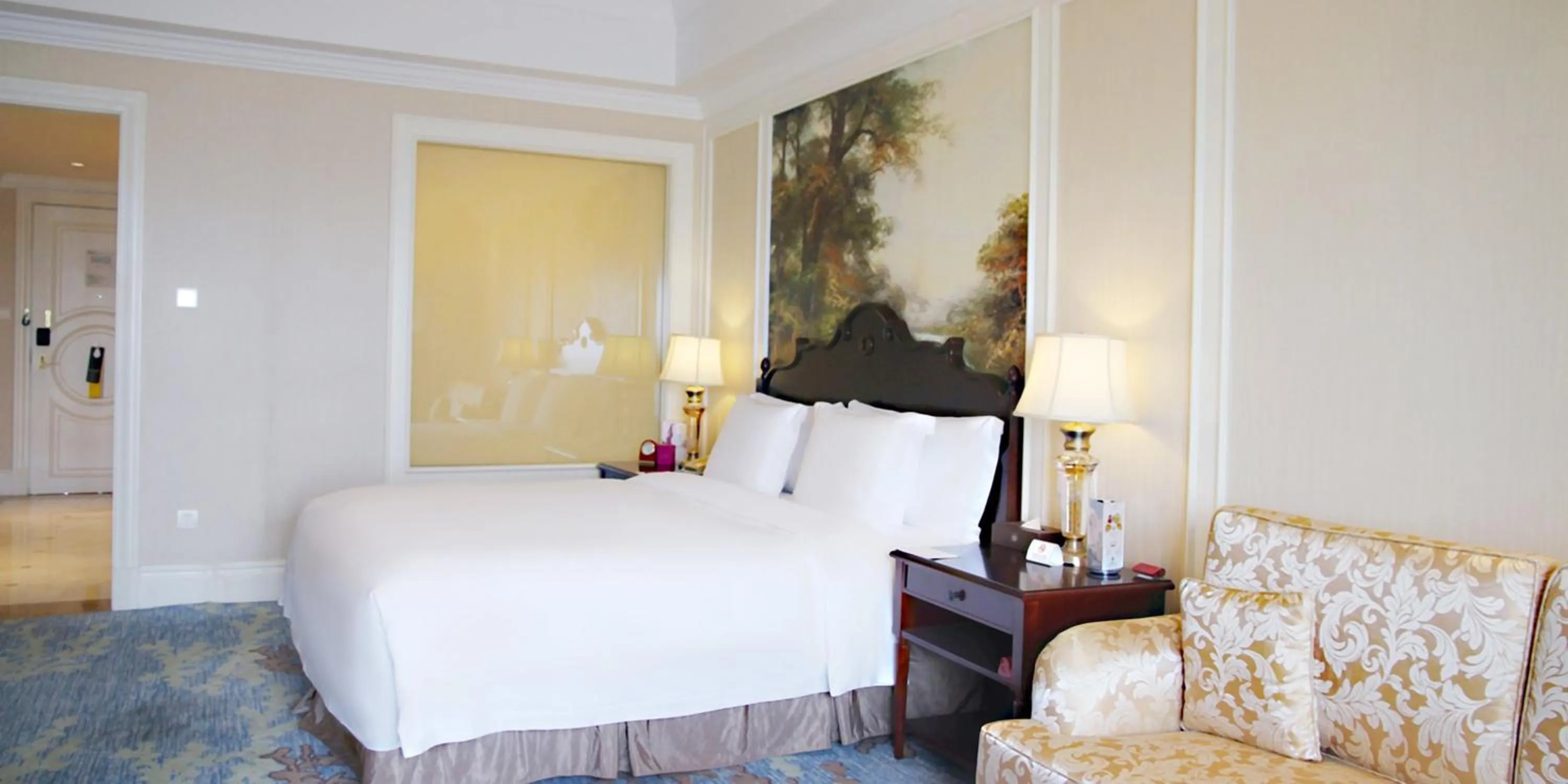 Photo of the whole room, Bed in Crowne Plaza Ocean Spring Resort by IHG