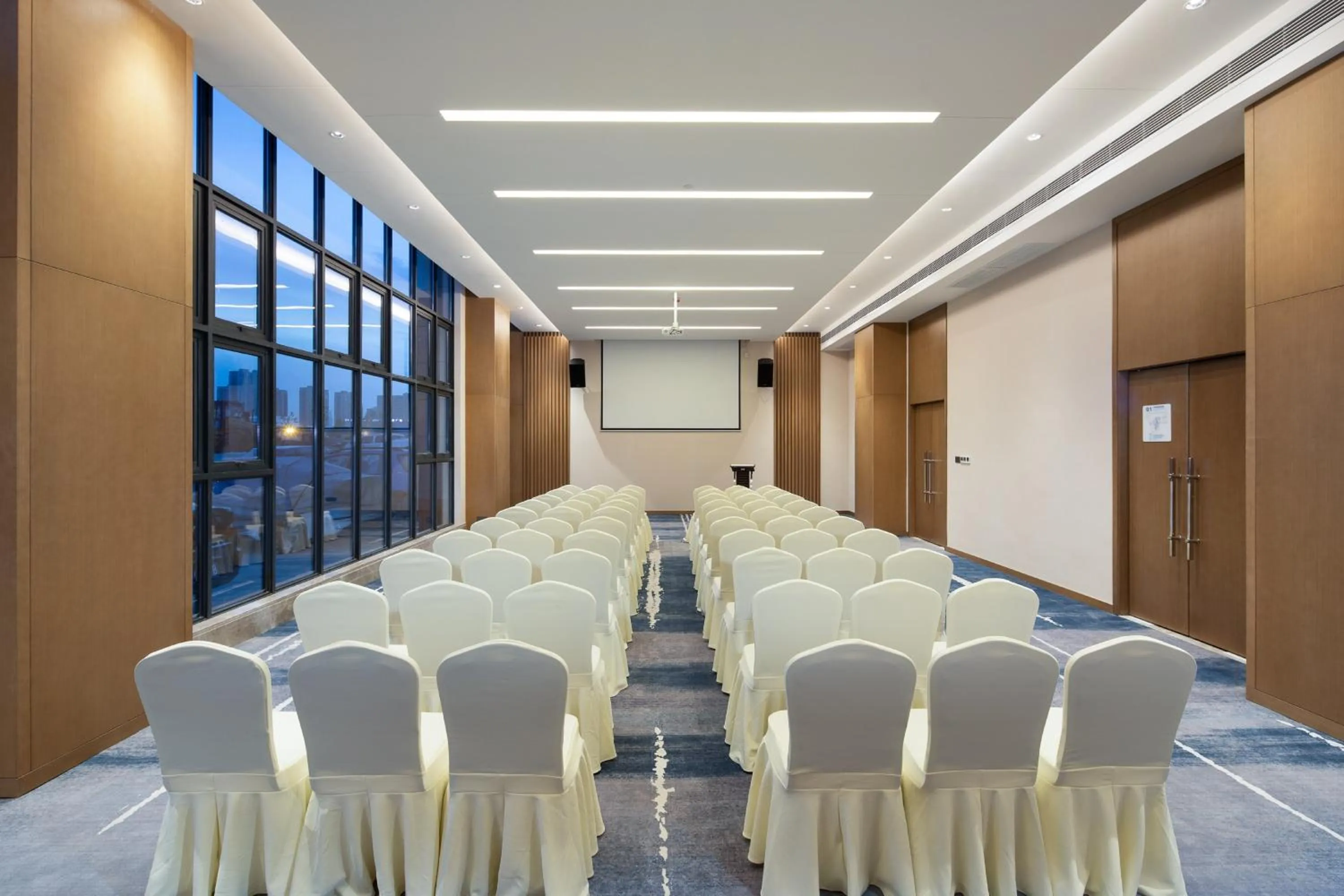 Meeting/conference room in Holiday Inn Express Chengdu Longquanyi North by IHG