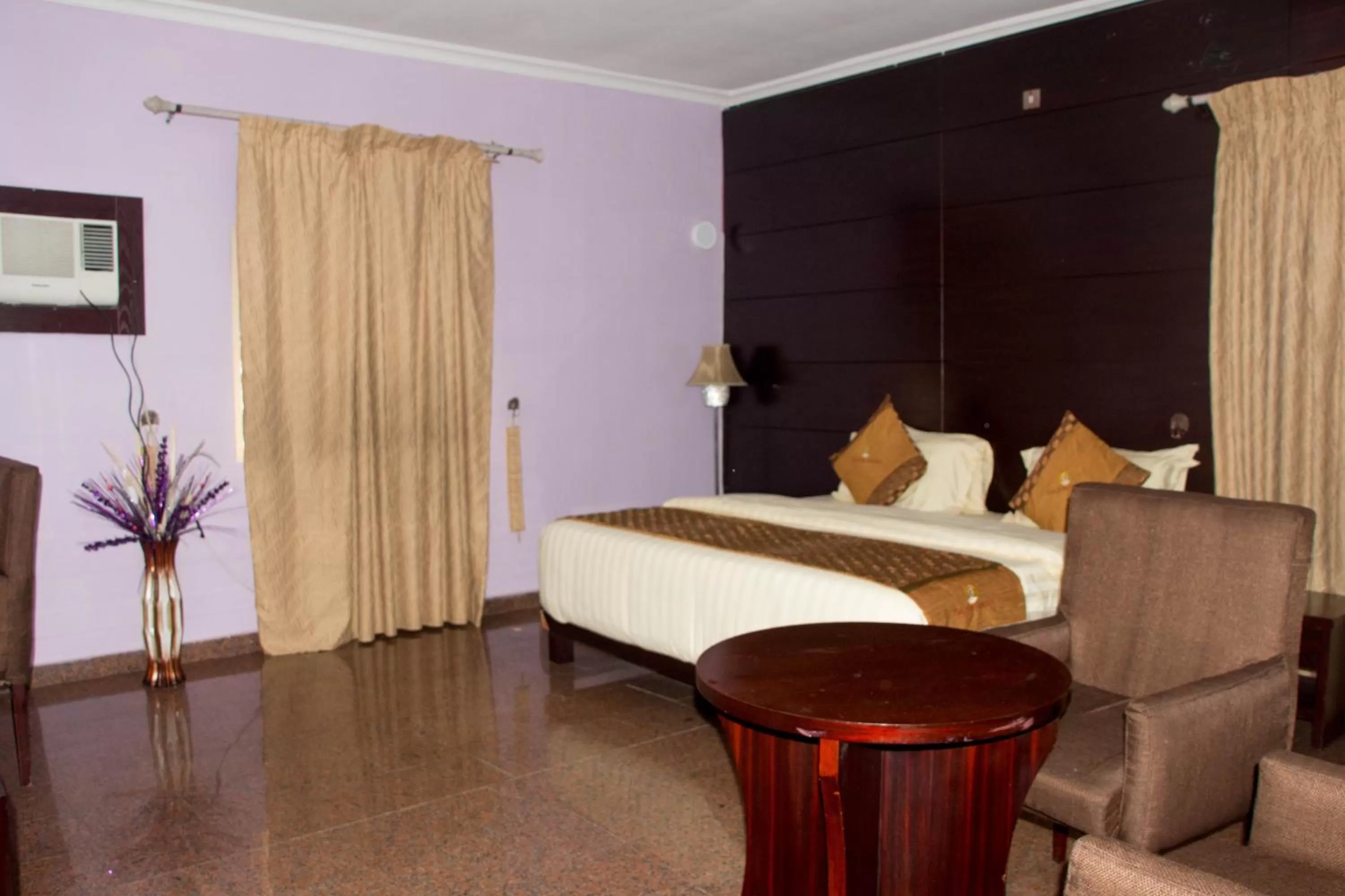 Photo of the whole room, Bed in Galpin Suites