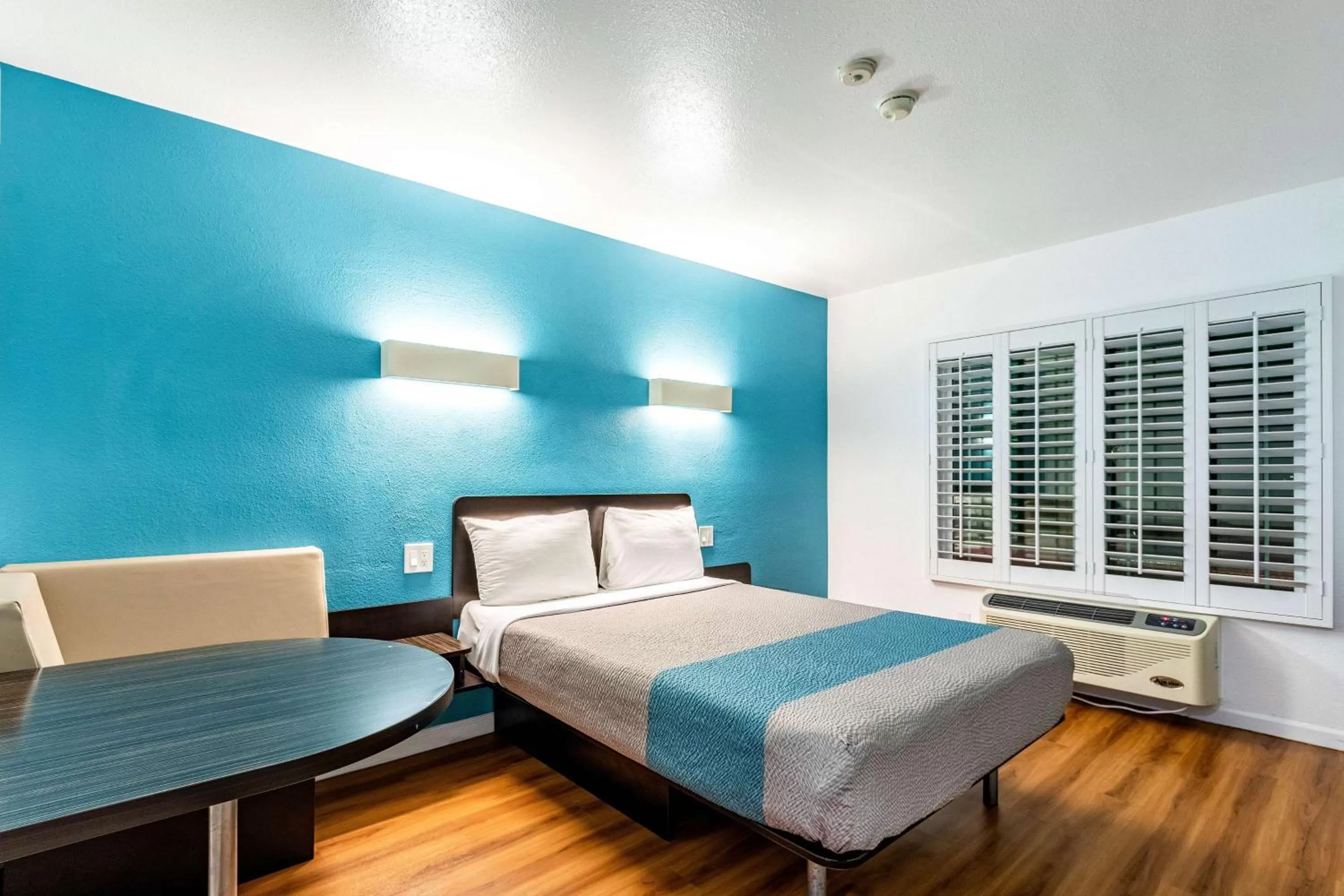 Bedroom, Bed in Motel 6-Fountain Valley, CA - Huntington Beach Area