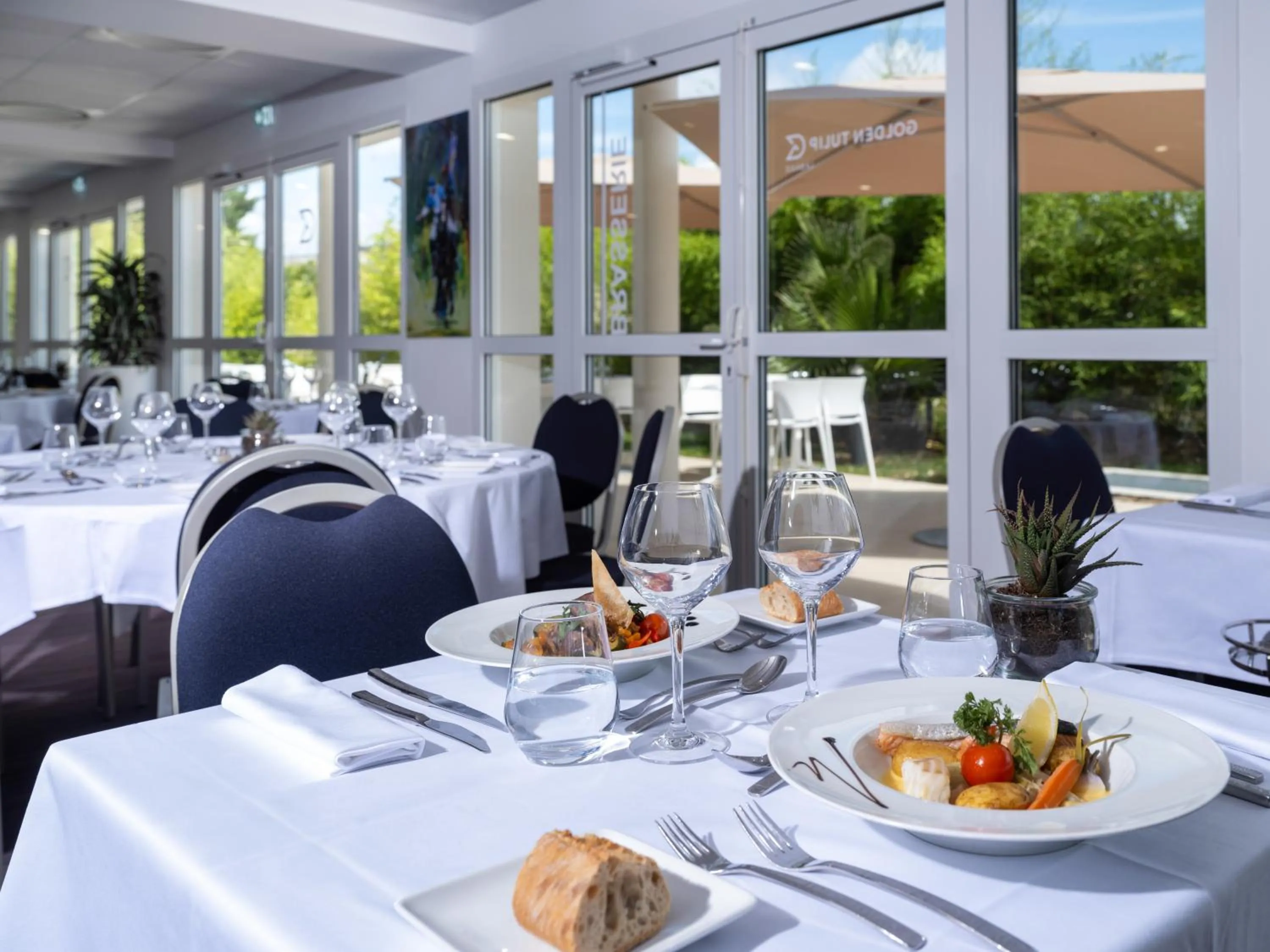 Restaurant/places to eat in Golden Tulip La Baule Hotel and Residence