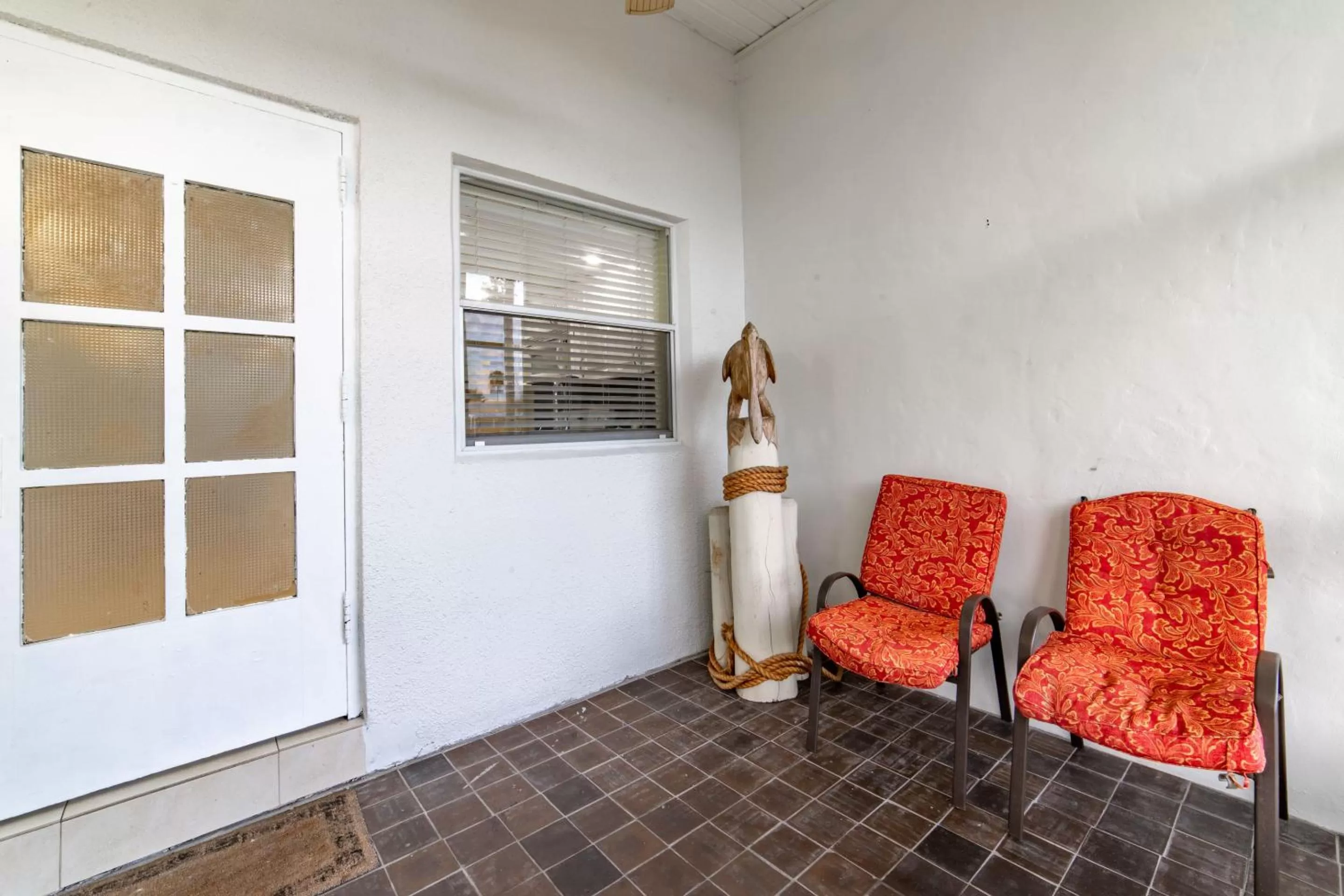 Patio in Captain's Table Hotel by Everglades Adventures