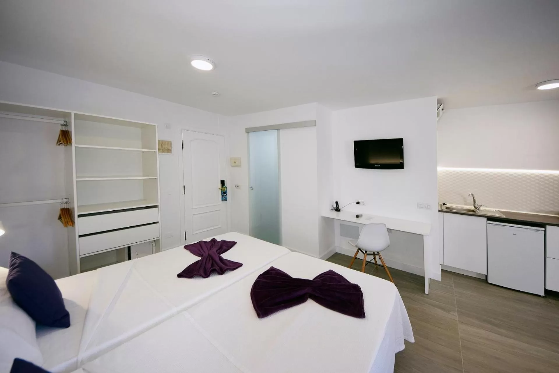 Photo of the whole room, Bed in Skyview Hotel Tenerife