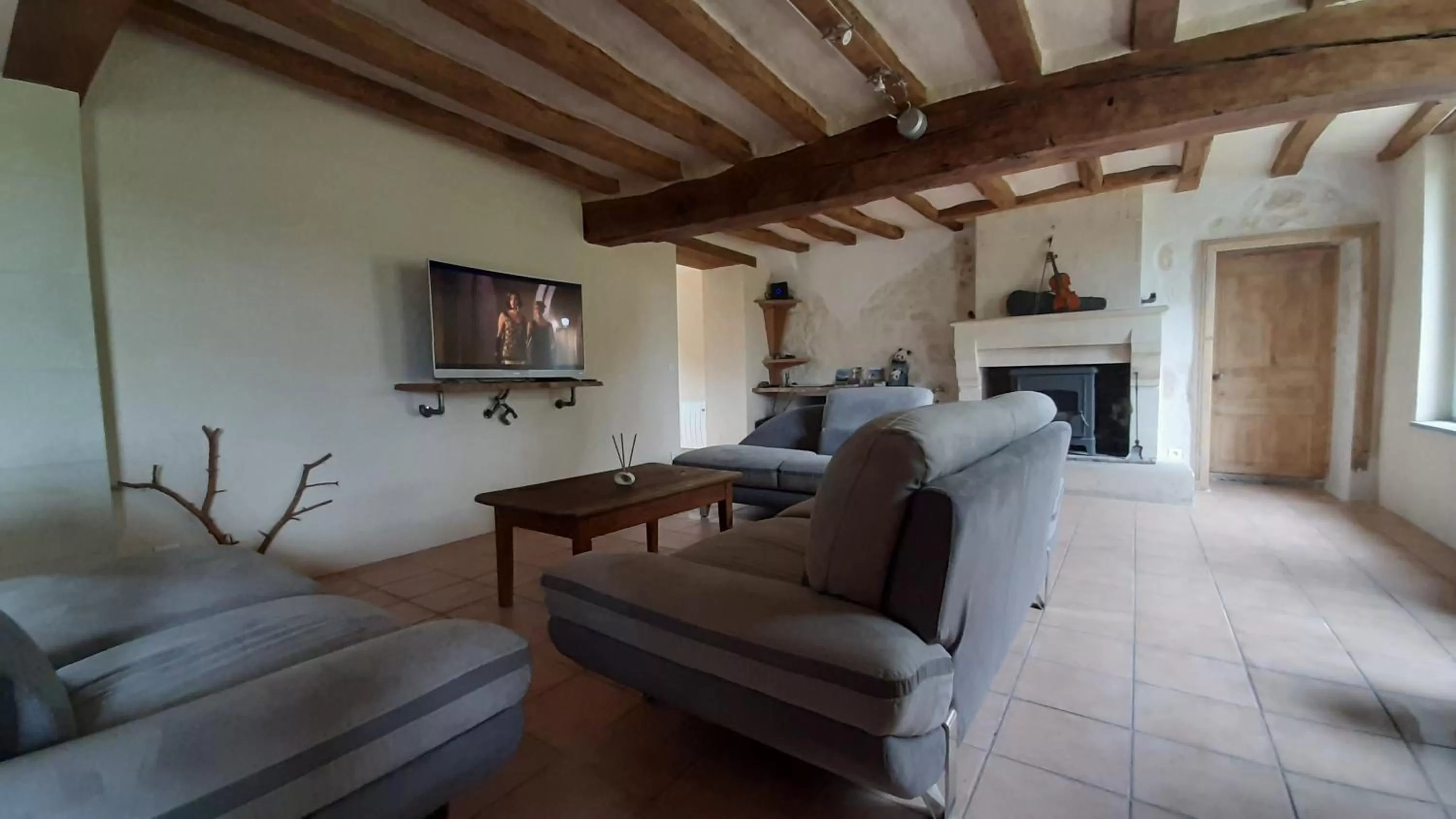 Living room in La BerryCurienne proche du Zoo de Beauval Saint-Aignan avec SDB, WC ET SPA PRIVATIF pour chaque chambre