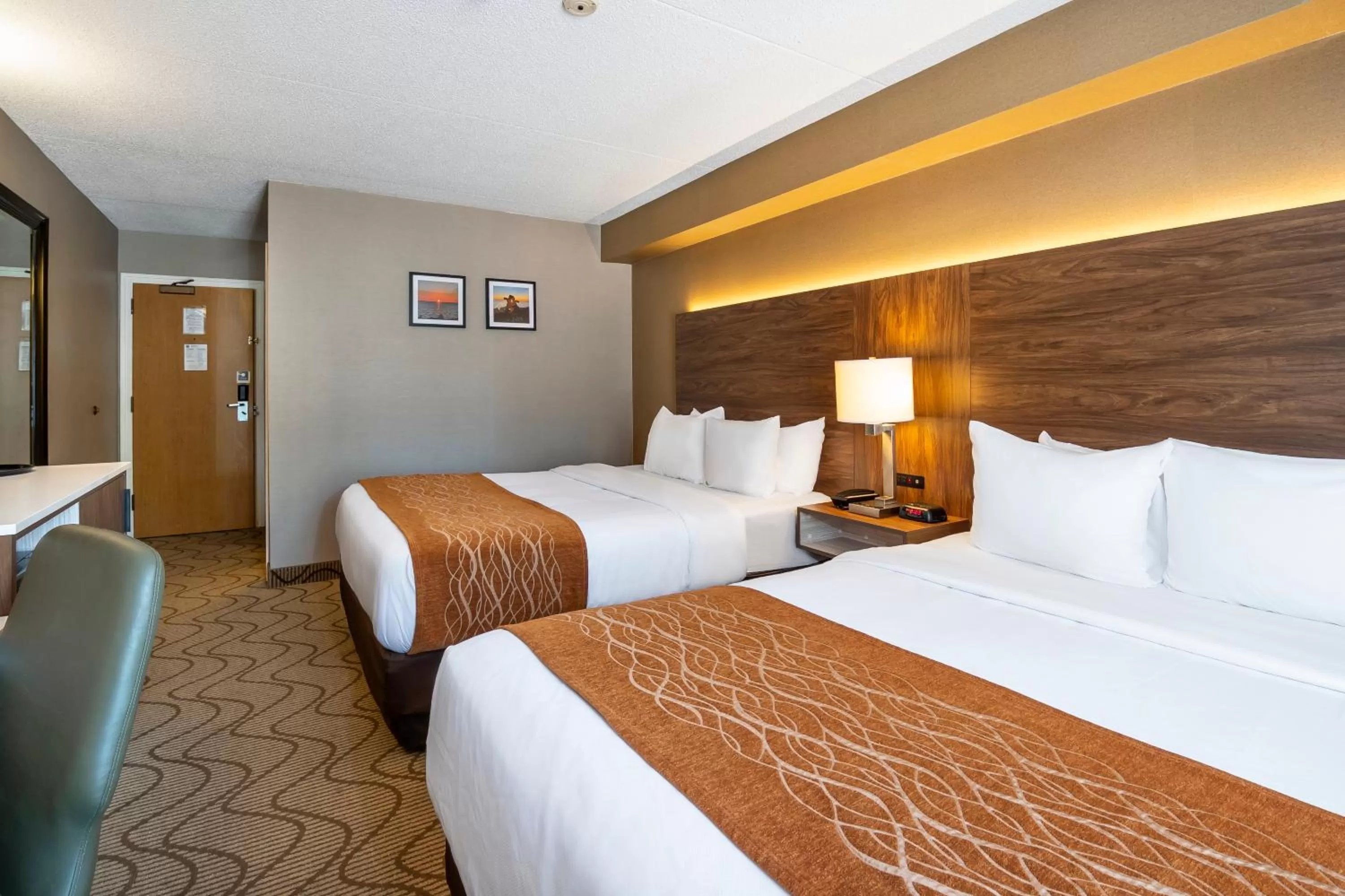 Bed in Comfort Inn Lakeshore