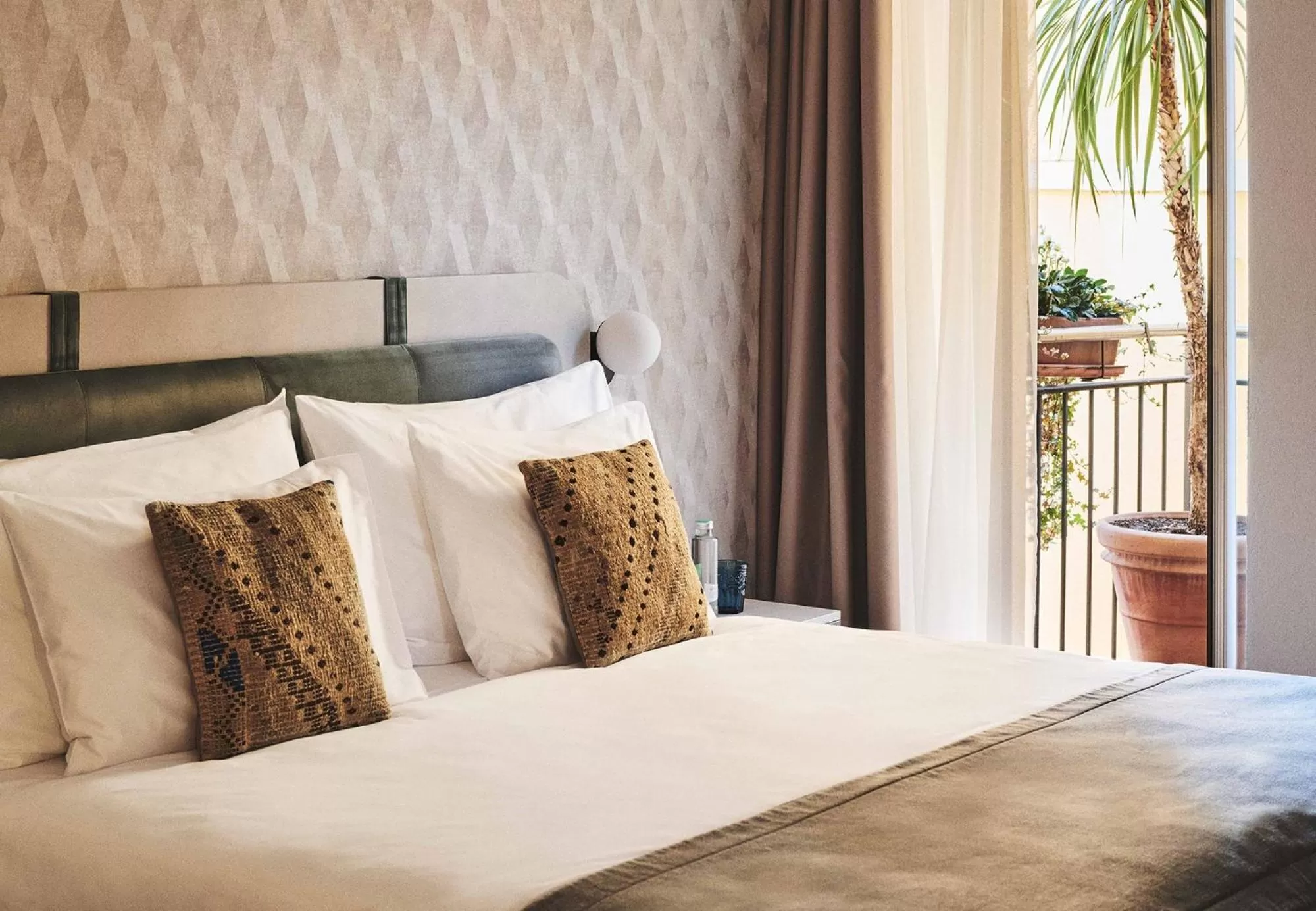 Bedroom, Bed in Vista Lakefront Boutique Hotel