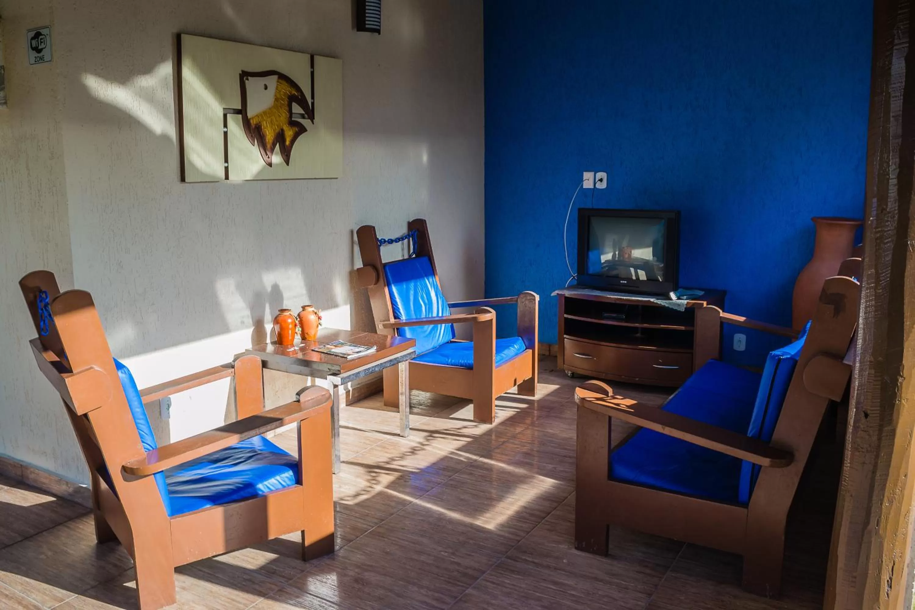 Communal lounge/ TV room in Hotel Porto das Ancoras