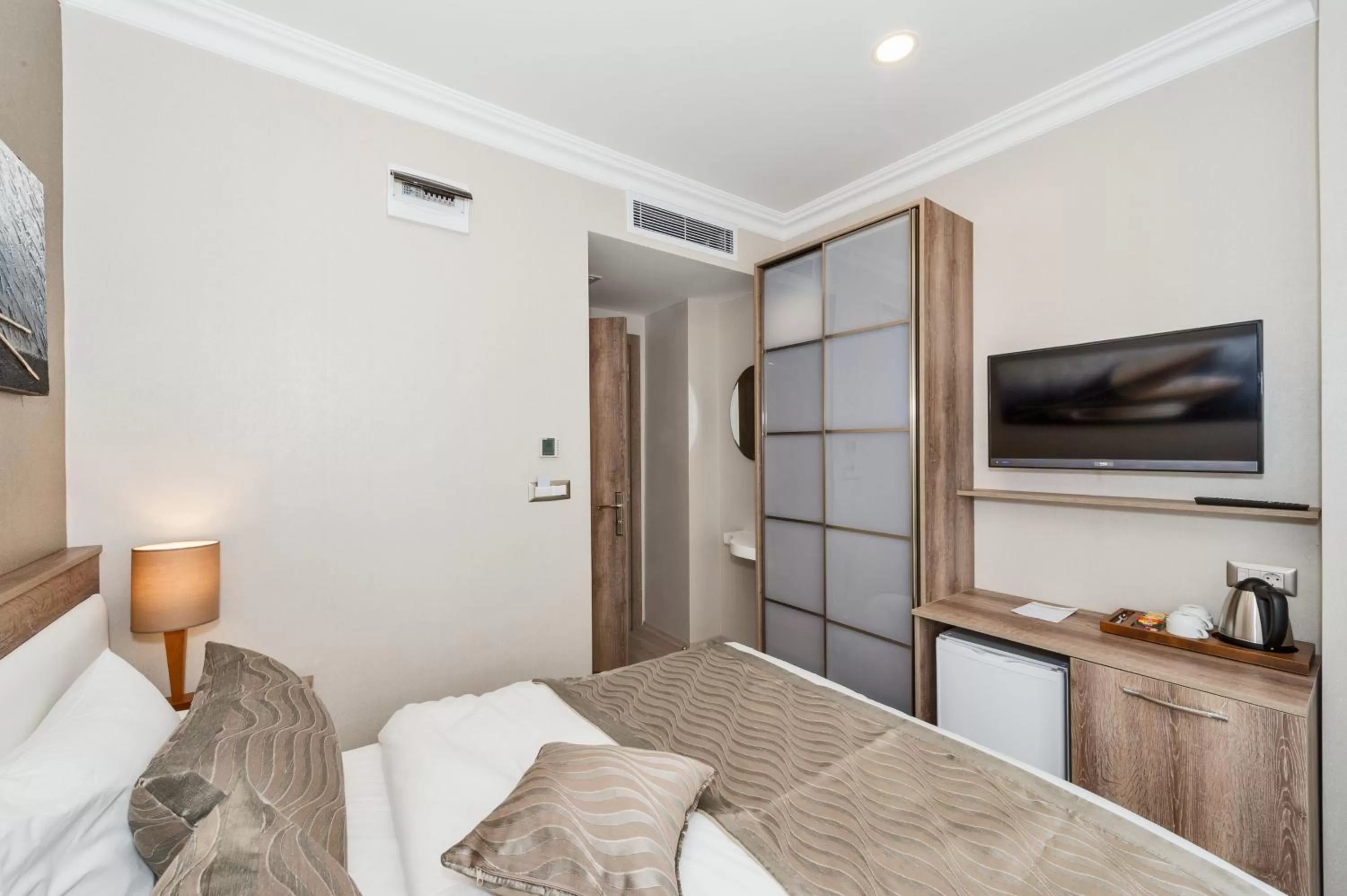 Photo of the whole room, Bed in Alphonse Hotel