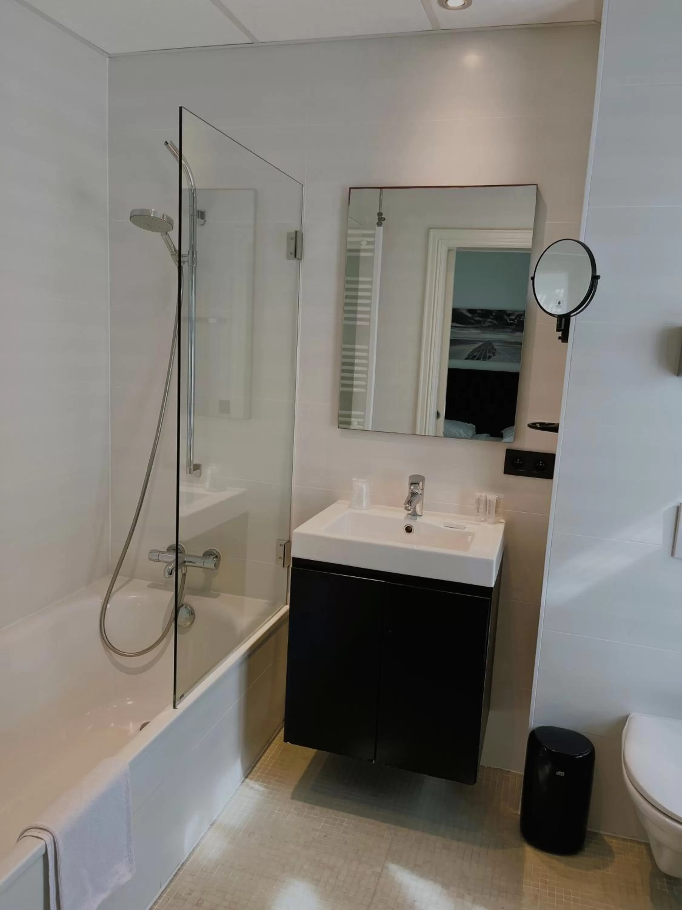 Shower in Hotel Le Parisien